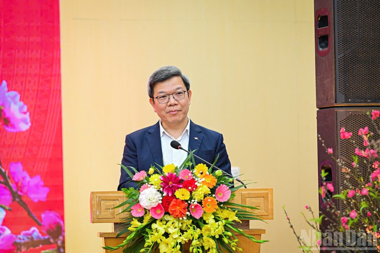 Tong Van Thanh, jefe del Departamento de Prensa y Publicaciones de la Comisión de Propaganda y Movilización de Masas, presenta un informe sobre las actividades de prensa durante el Año Nuevo Lunar del Caballo 2026.