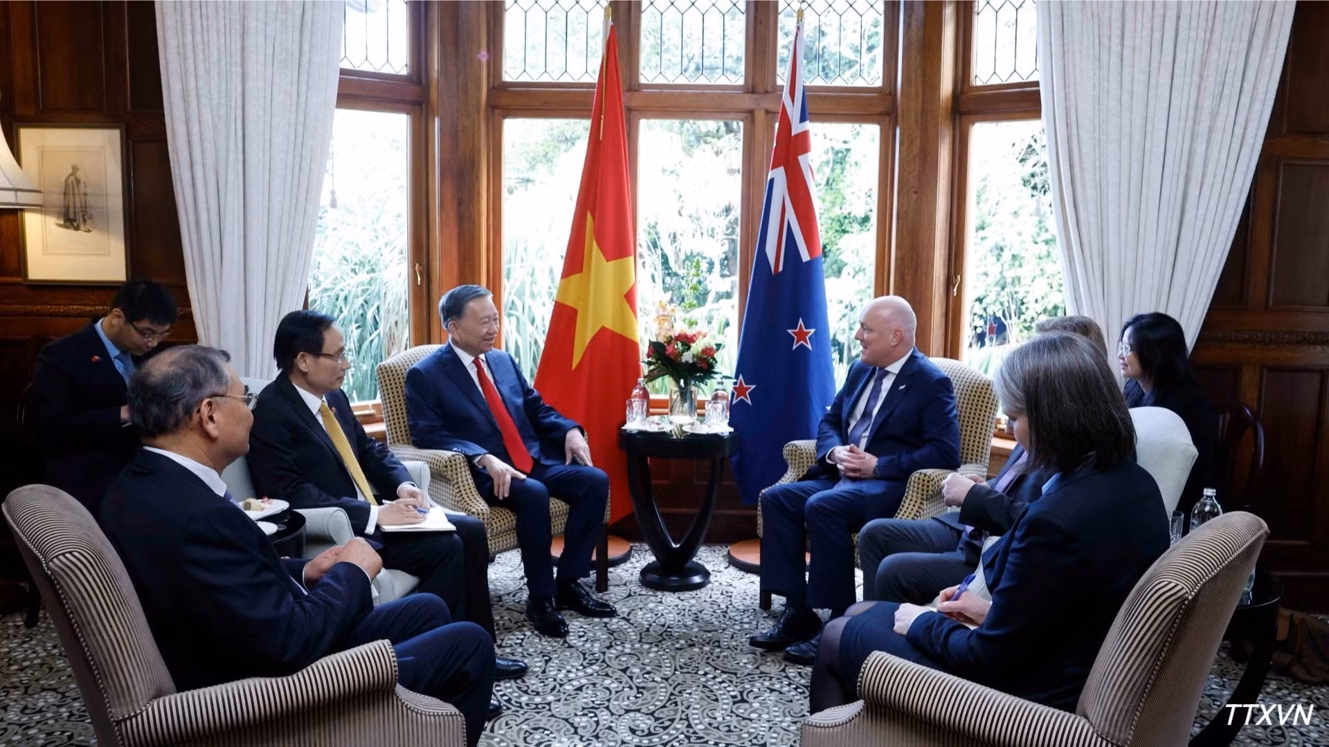 El máximo líder de Vietnam, To Lam, conversa con el premier neozelandés, Christopher Luxon.
