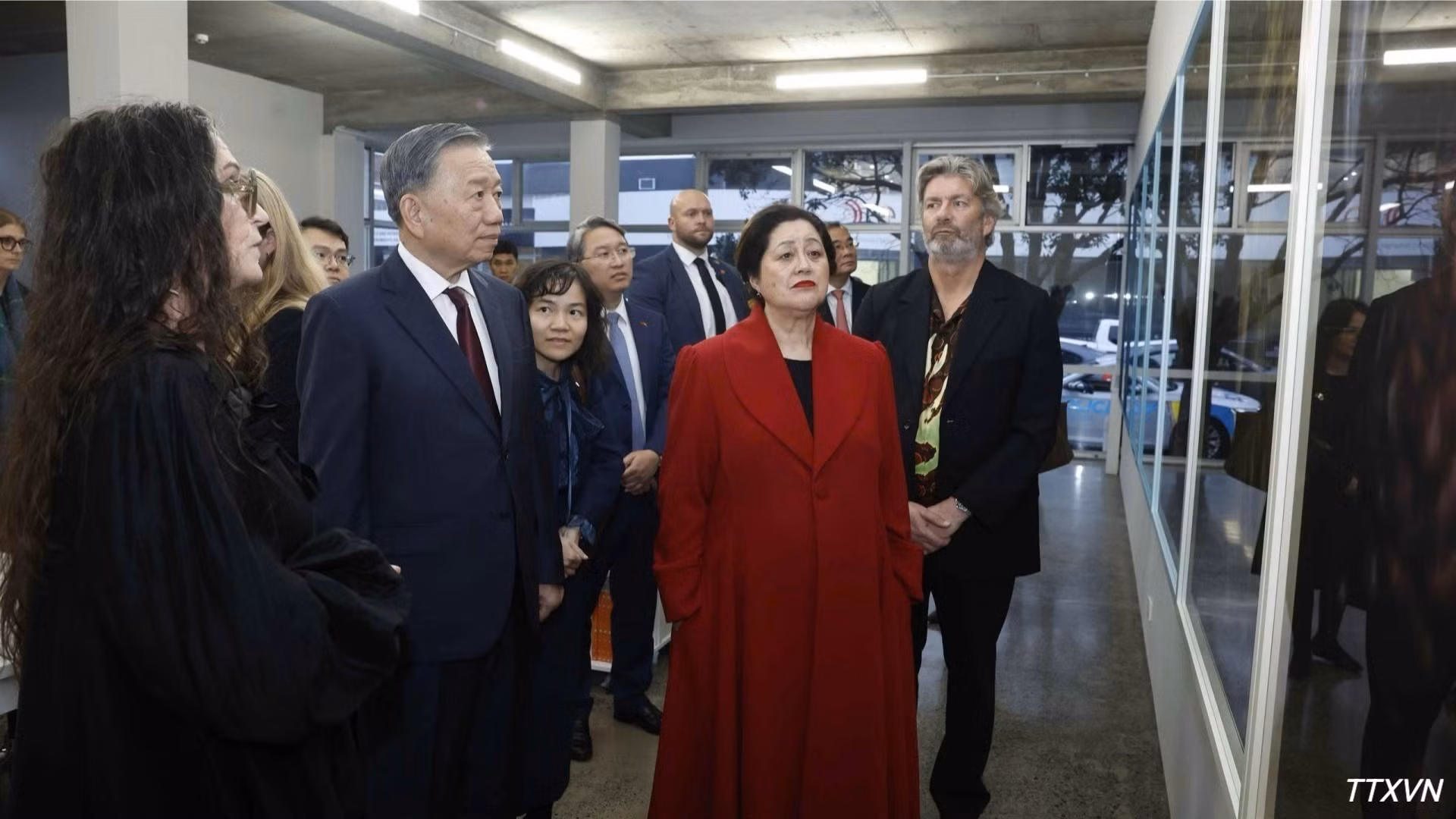 El secretario general del Partido Comunista y presidente de Vietnam, To Lam, y la gobernadora general de Nueva Zelanda, Dame Cindy Kiro, visitan la Exposición fotográfica StarkWhite del fotógrafa, Fiona Pardington.