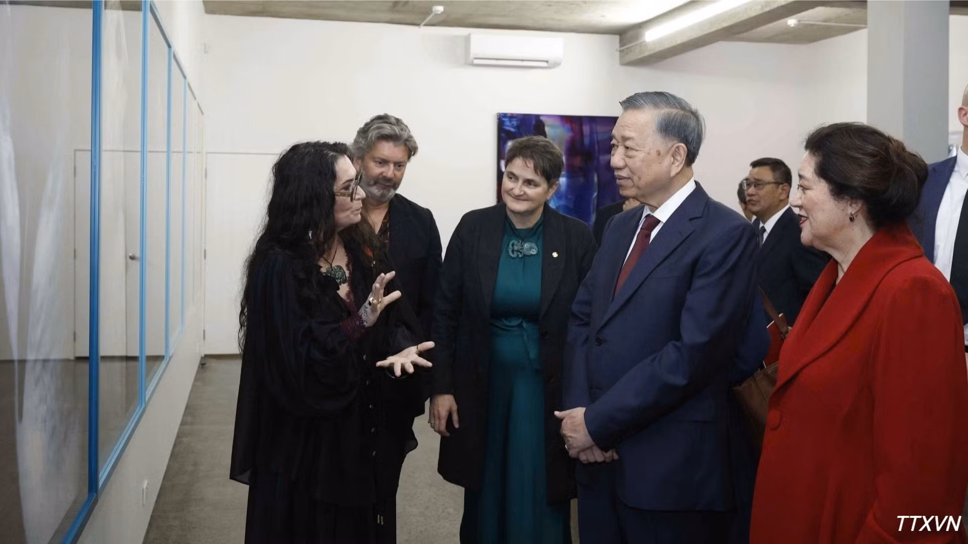 Ambos dirigentes visitan la exposición.