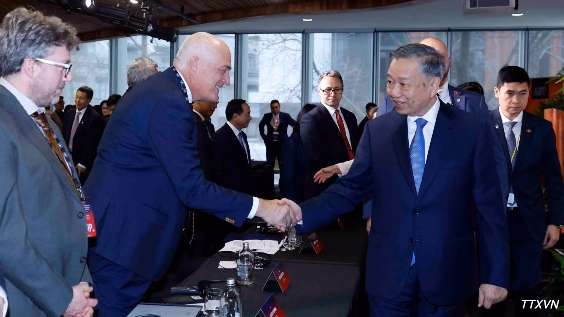 El máximo líder de Vietnam, To Lam, saluda a los asistentes.