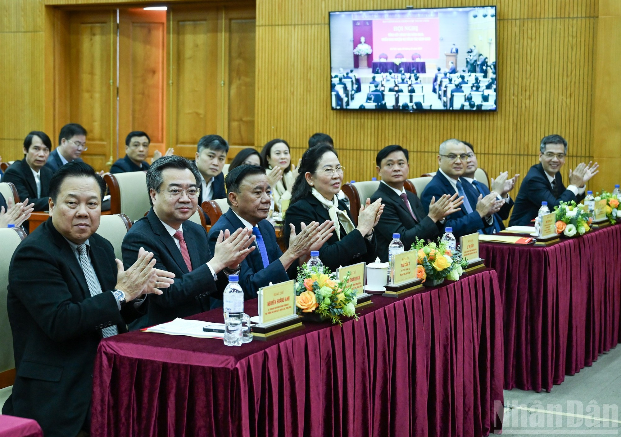 El miembro permanente del Secretariado del Comité Central del Partido Comunista de Vietnam (PCV), Tran Cam Tu, y los asistentes al evento.
