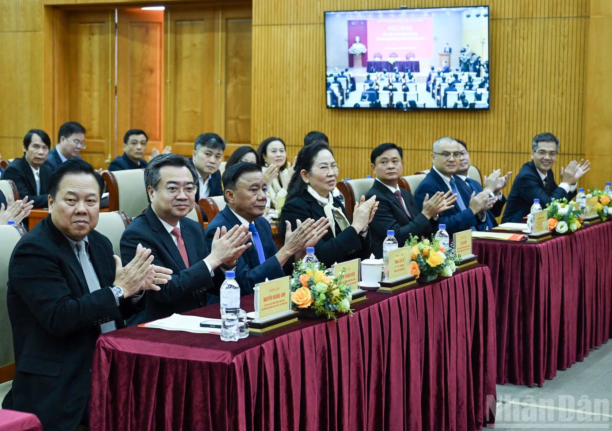 El miembro permanente del Secretariado del Comité Central del Partido Comunista de Vietnam (PCV), Tran Cam Tu, y los asistentes al evento.