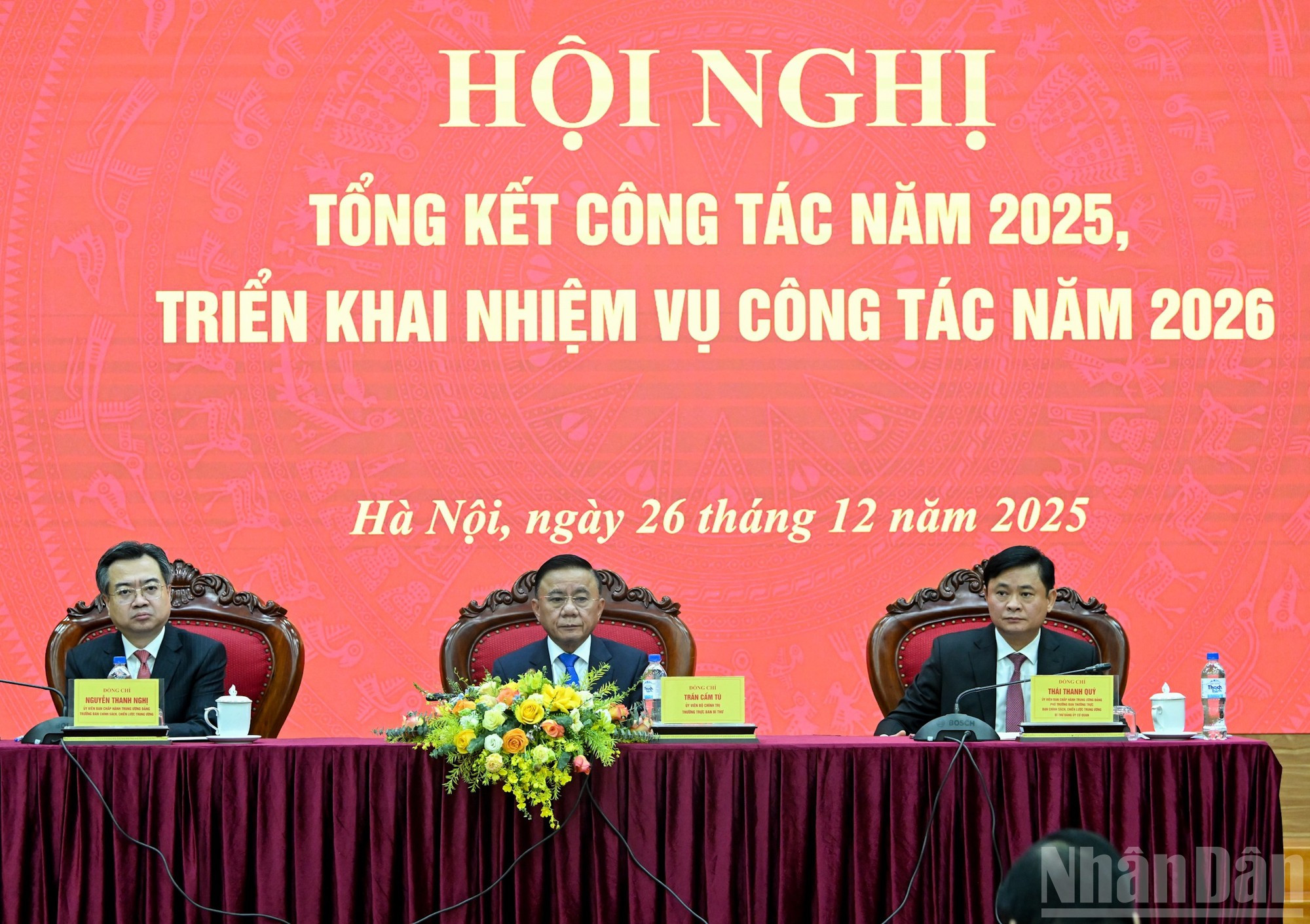 El miembro permanente del Secretariado del Comité Central del Partido Comunista de Vietnam (PCV), Tran Cam Tu, y dirigentes de la Comisión presiden el evento.