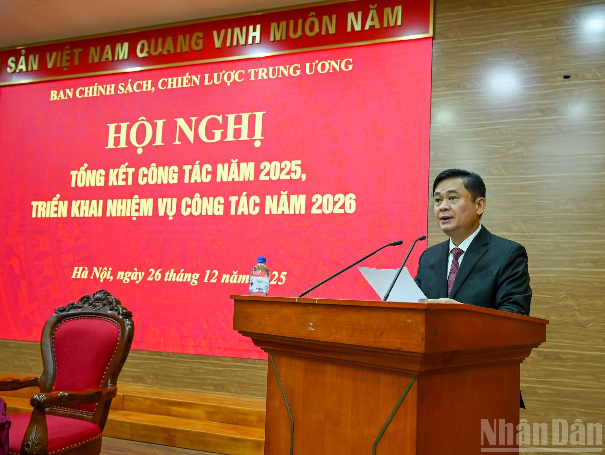 El subjefe permanente de Comisión de Política y Estrategia del Comité Central Thai Thanh Quy habla en la conferencia.