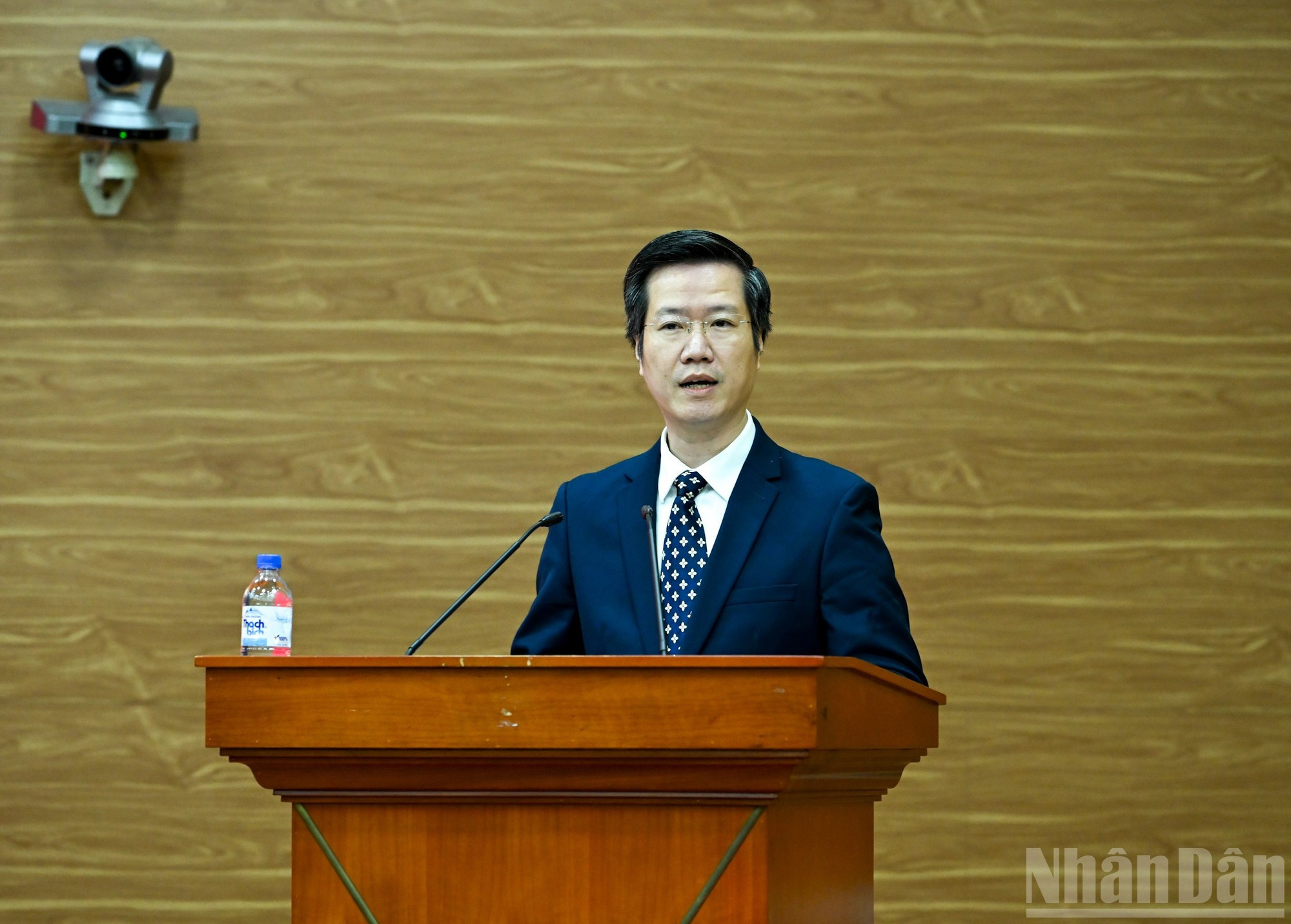 El jefe del Departamento de Economía General, Duong Duy Hung, presenta su informe en la conferencia.