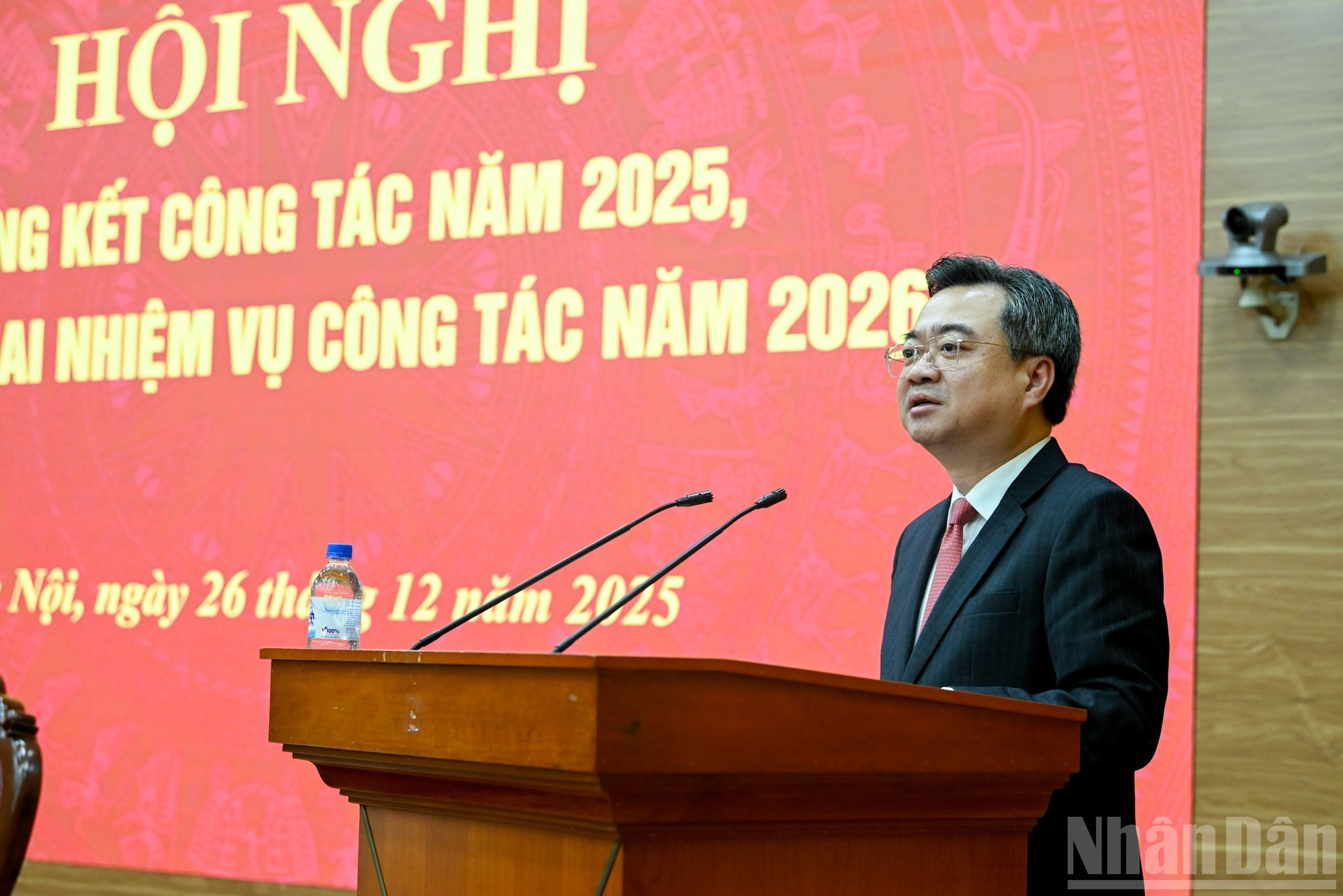 El jefe de la Comisión de Política y Estrategia del Comité Central del PCV, Nguyen Thanh Nghi, habla en la conferencia.