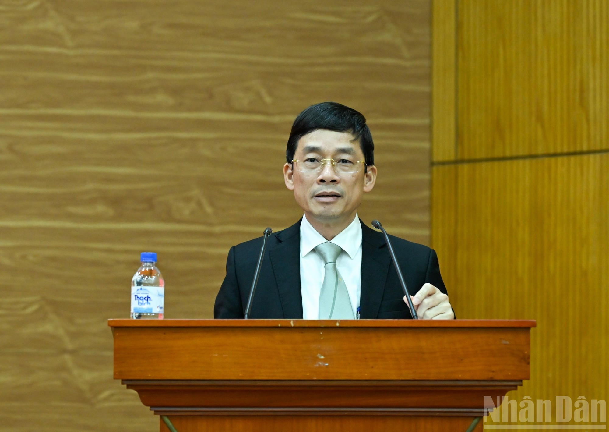 El subjefe de Comisión de Política y Estrategia del Comité Central Nguyen Duy Hung presenta un informe.