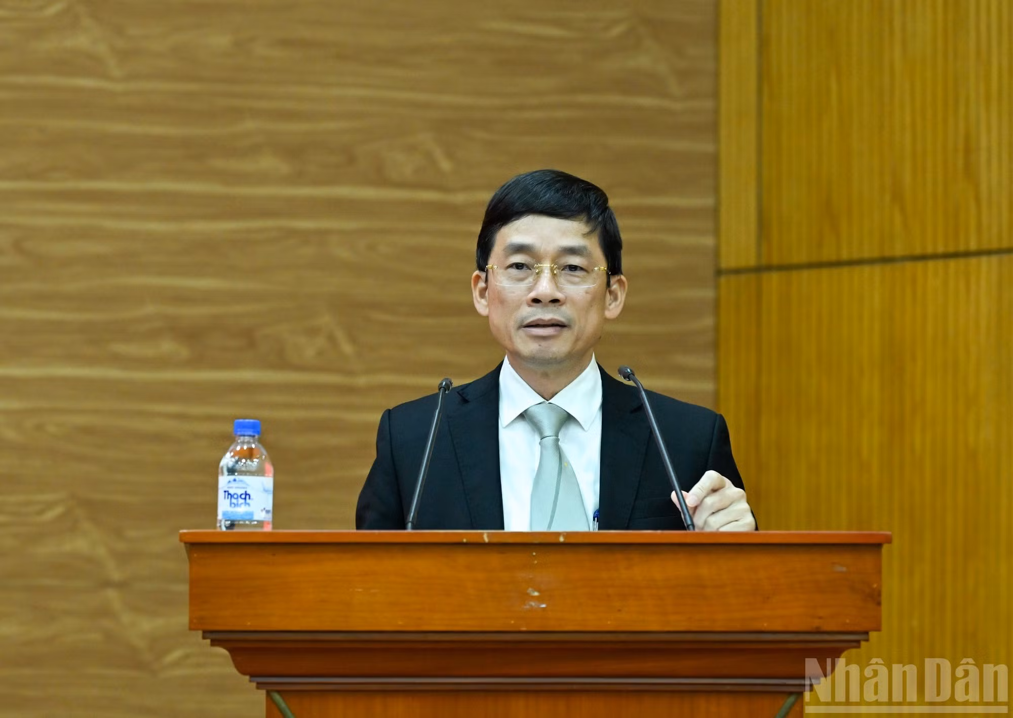 El subjefe de Comisión de Política y Estrategia del Comité Central Nguyen Duy Hung presenta un informe.