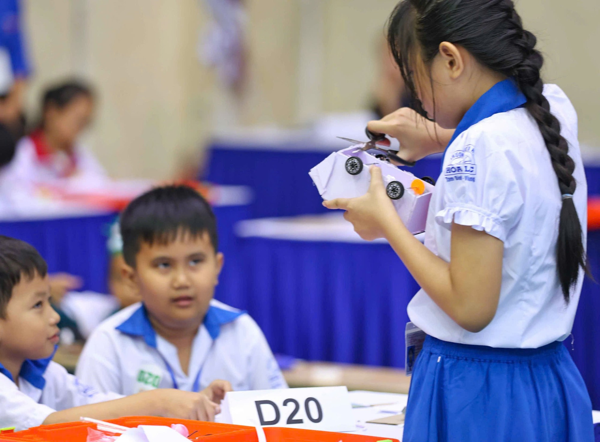 Los estudiantes también difunden la pasión por la educación STEM en la comunidad.
