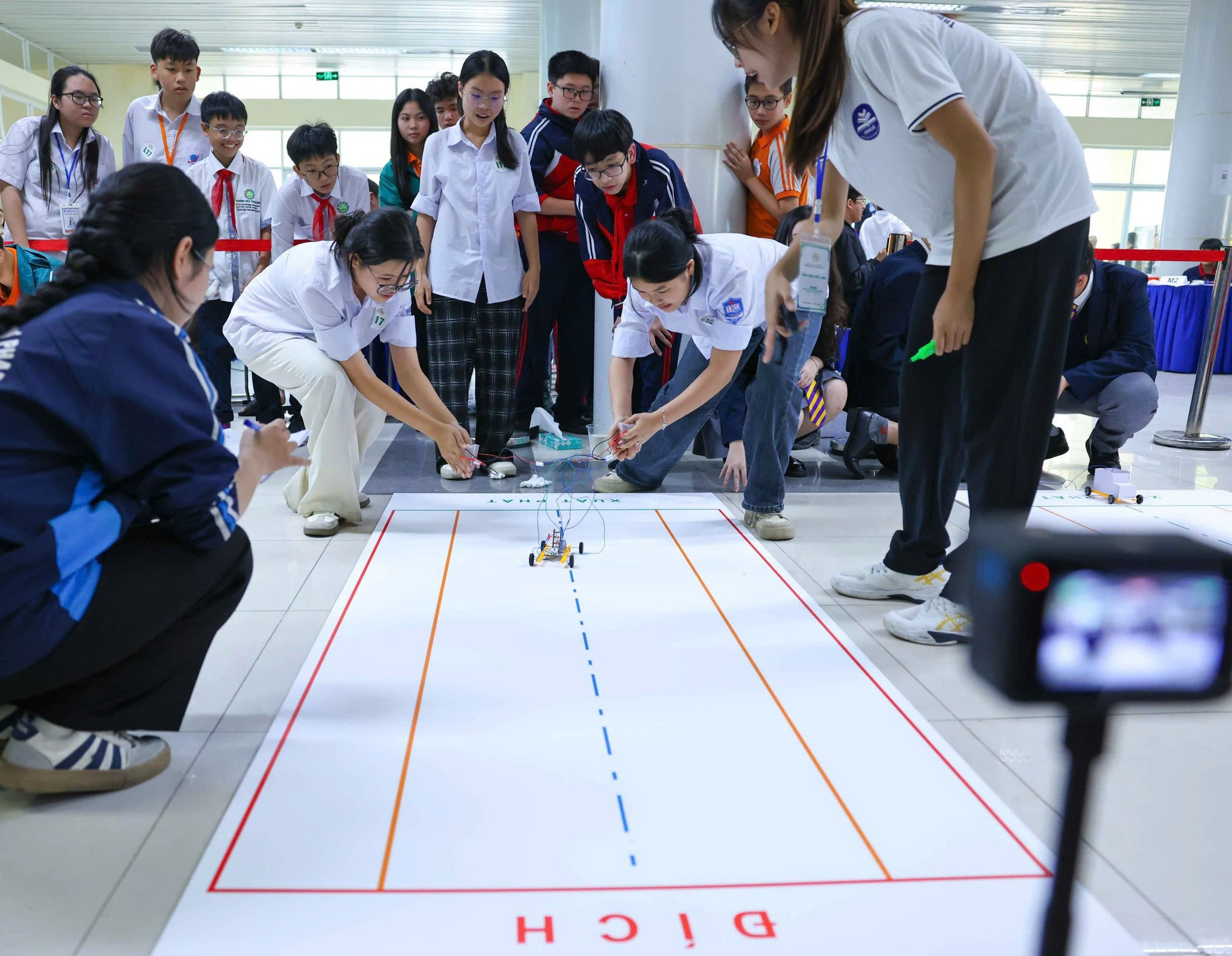 Gracias a las actividades científicas, los alumnos desarrollan capacidades de exploración, razonamiento, diseño, creatividad, comunicación y cooperación.