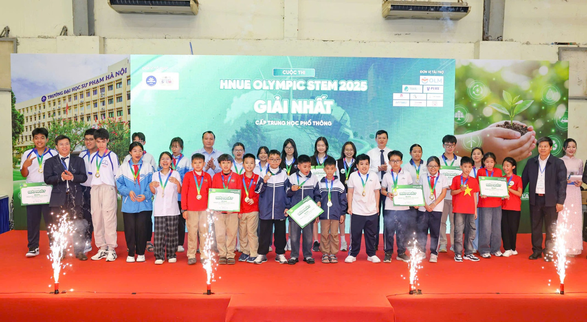 El comité organizador entrega premios a los productos más destacados