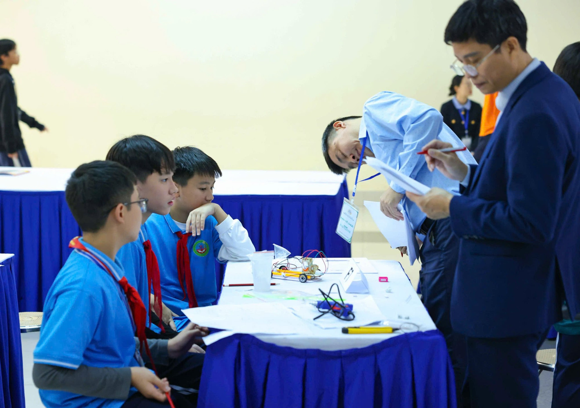 STEM ayuda a los estudiantes a desarrollar el pensamiento para la resolución de problemas, fomentar la creatividad y prepararlos para integrarse en la nueva era.