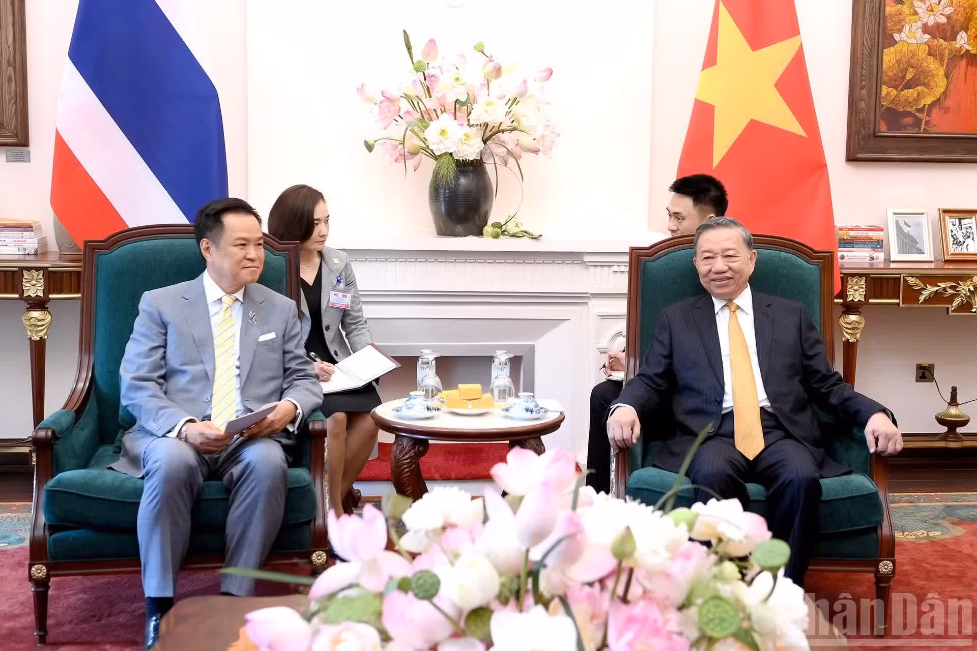 El mandatario vietnamita dialoga con el premier tailandés.
