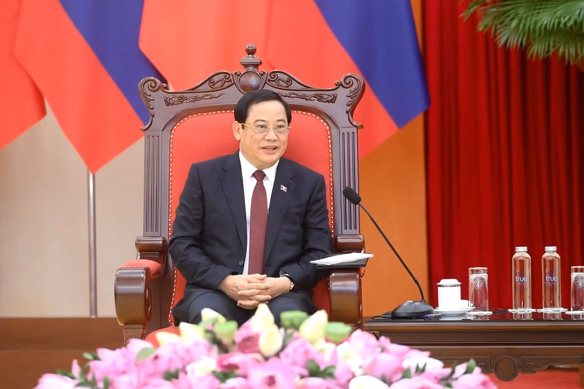 El primer ministro de Laos, Sonexay Siphandone, habla en la cita.