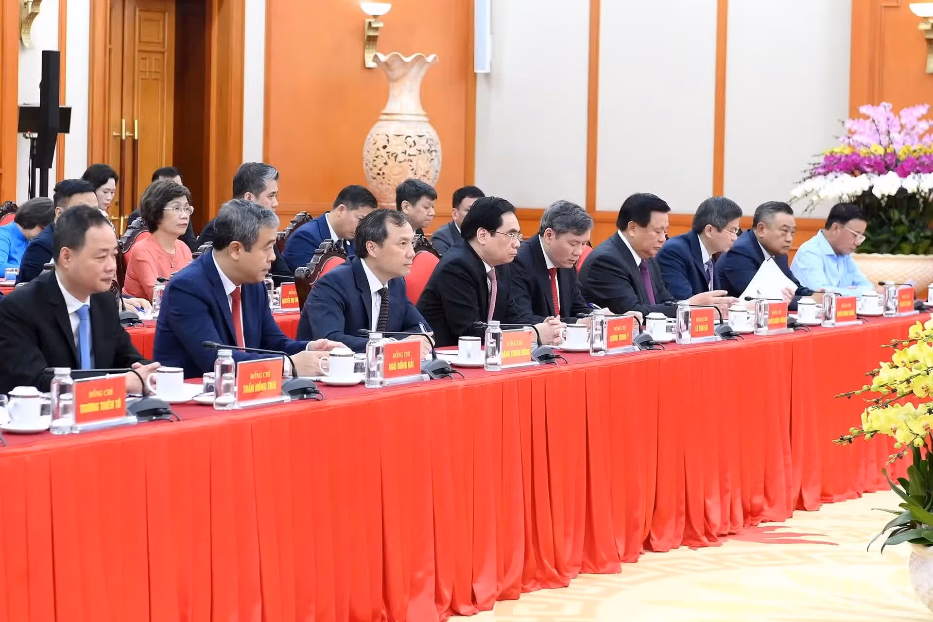 Dirigentes del Partido y Estado acuden a la reunión.