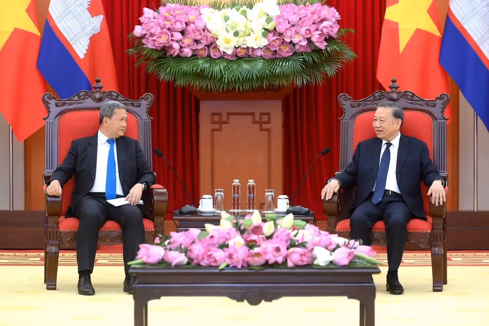 El secretario general del Partido Comunista y presidente de Vietnam, To Lam, y el primer ministro de Camboya, Samdech Moha Borvor Thipadei Hun Manet.