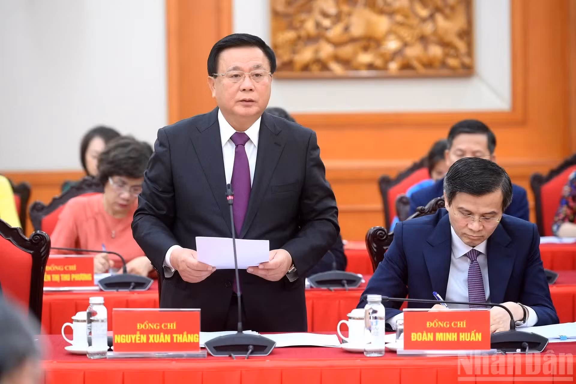 El presidente del Consejo Teórico Central, Nguyen Xuan Thang, presenta un informe.