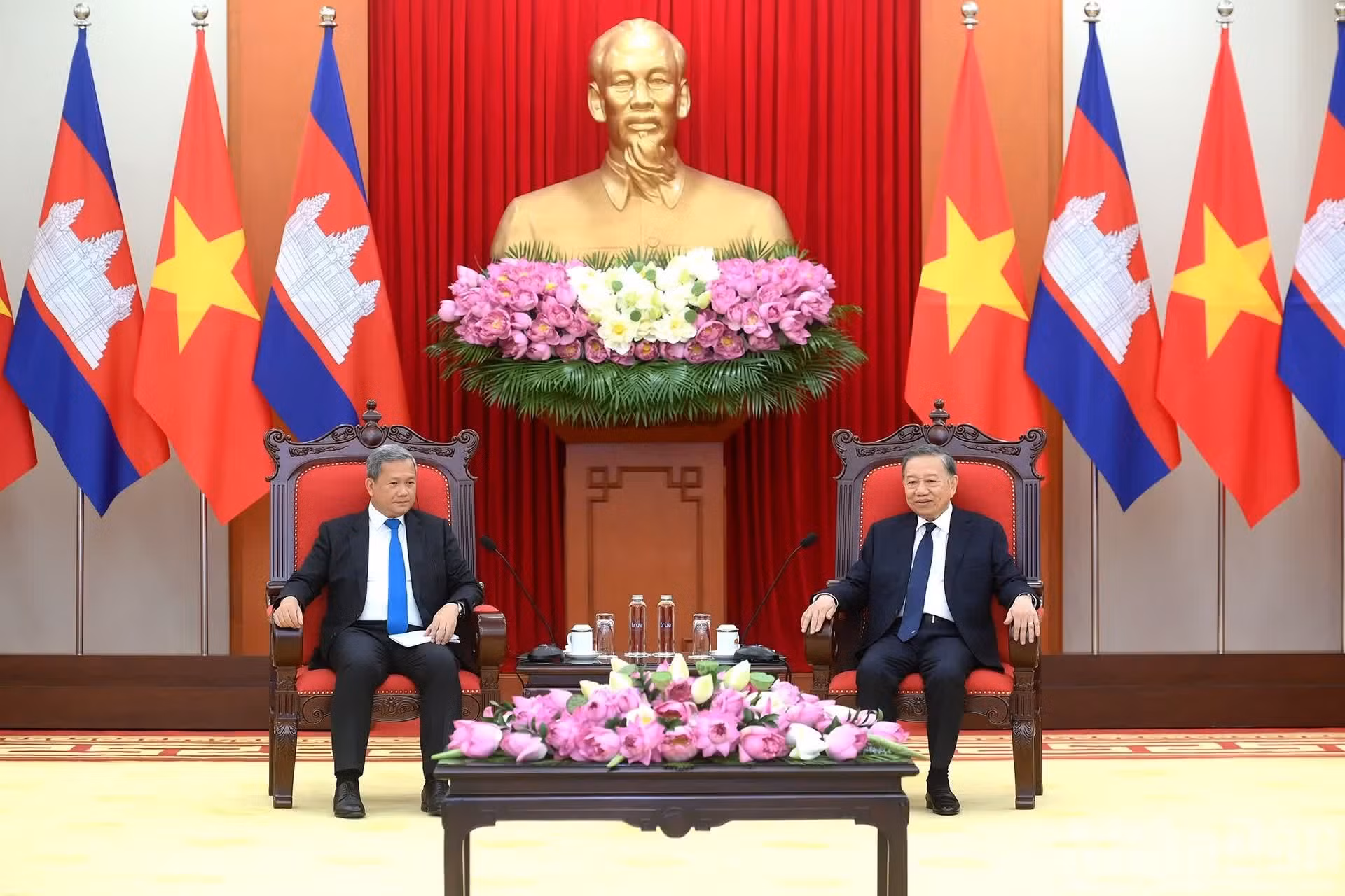 El máximo dirigente vietnamita, To Lam, dialoga con el priemier de Camboya, Samdech Moha Borvor Thipadei Hun Manet.