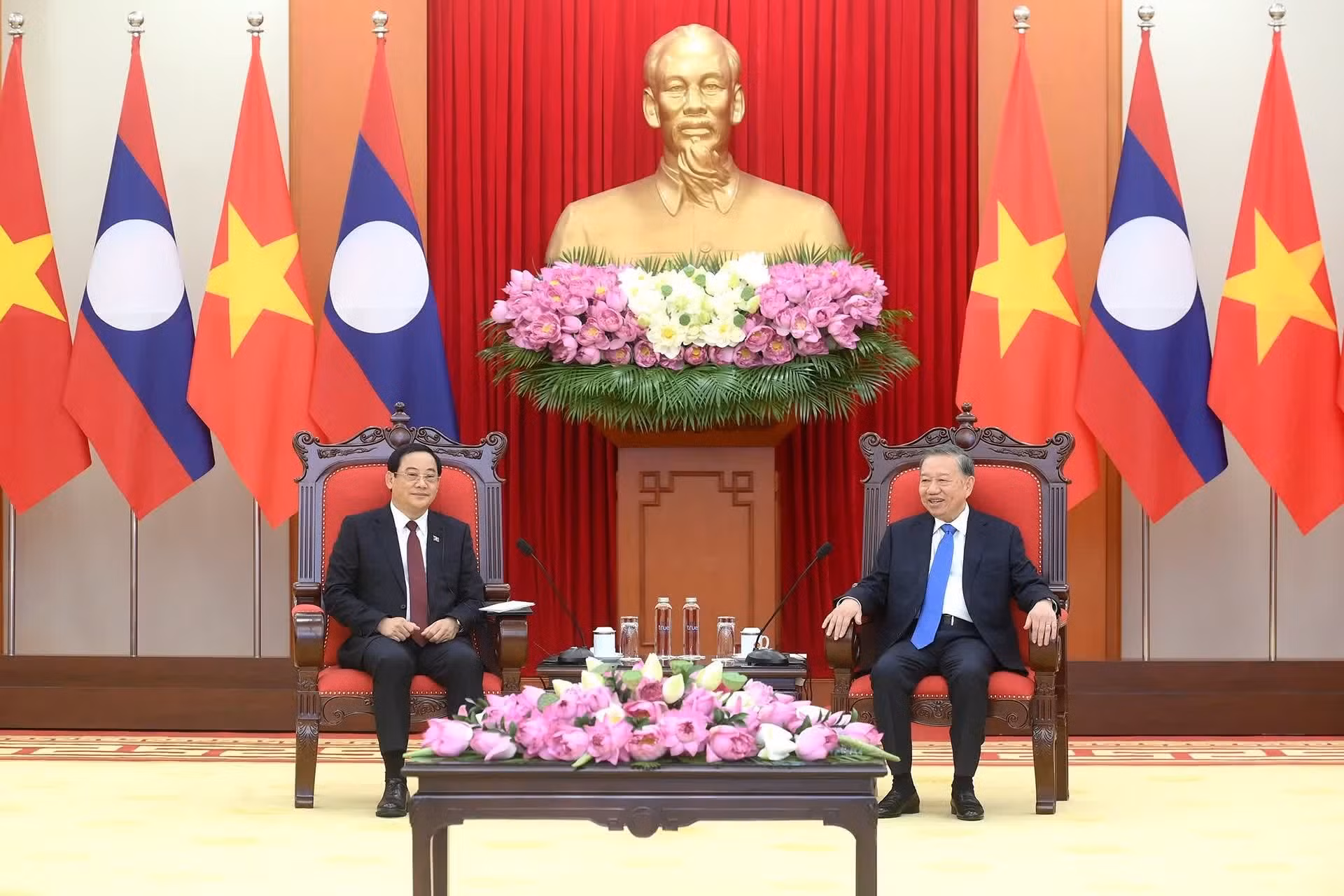 El mandatario vietnamita conversa con el premier laosiano.