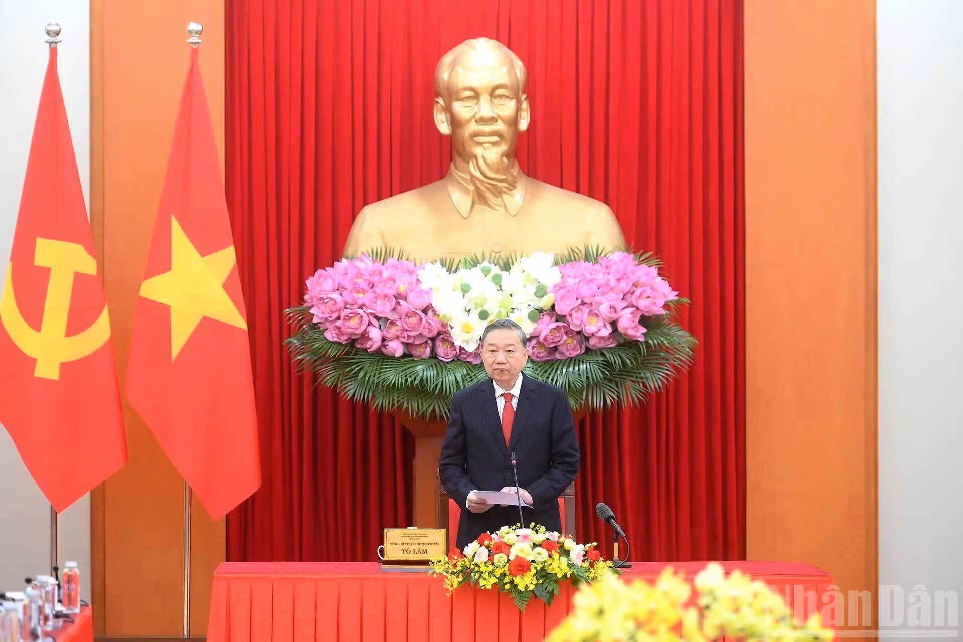 El máximo dirigente de Vietnam, To Lam, interviene en el encuentro.