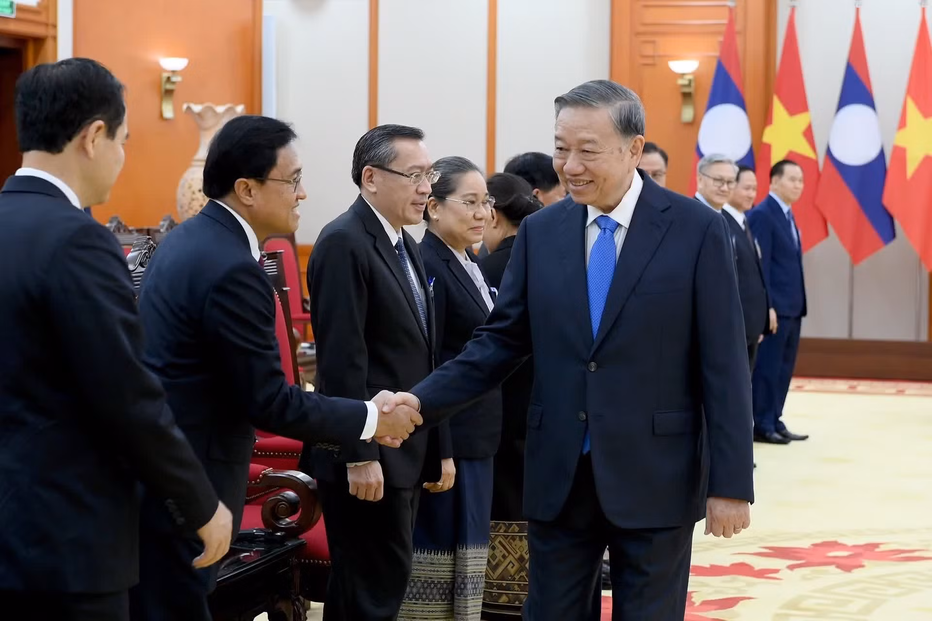 El máximo dirigente vietnamita saluda a los delegados laosianos.