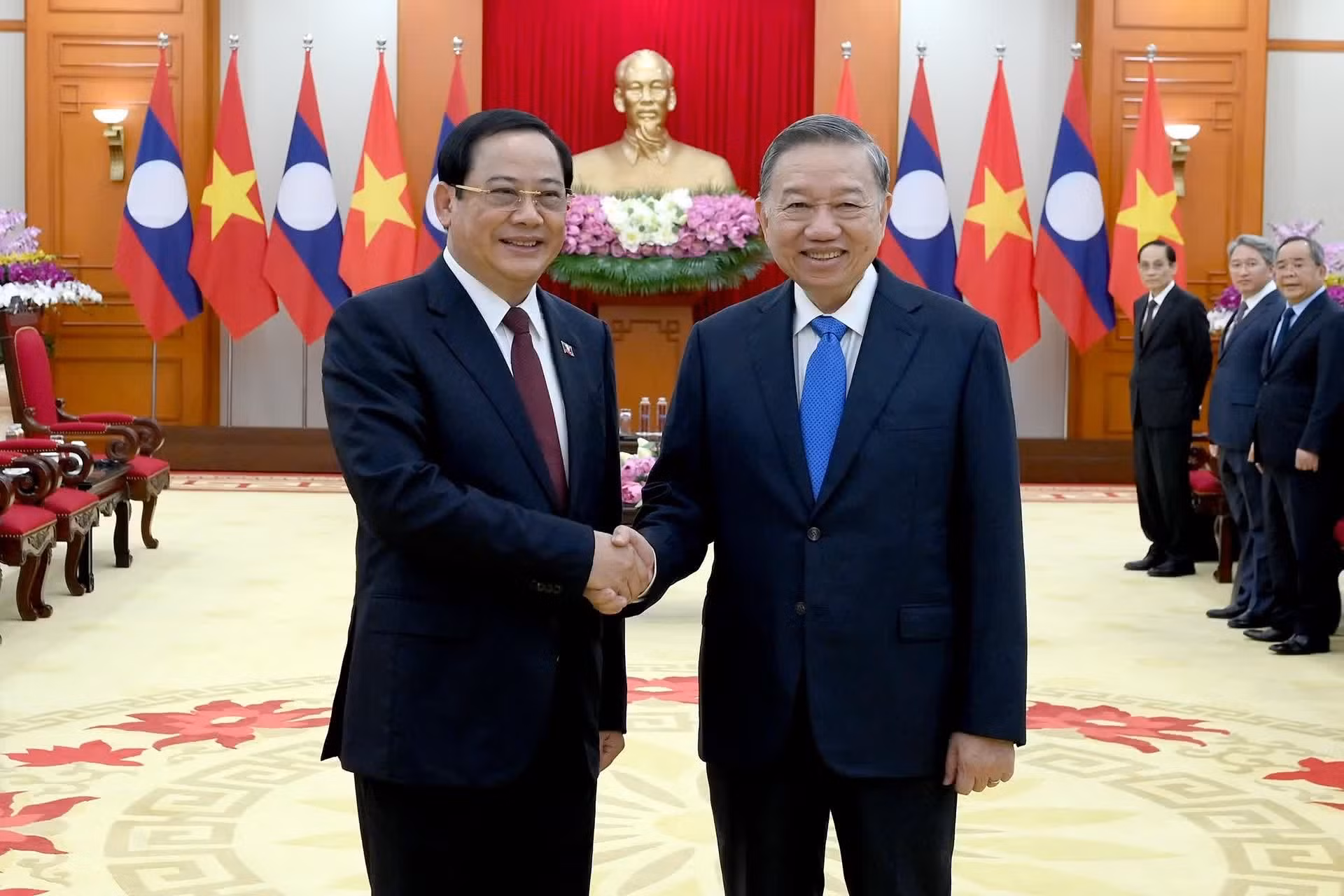 El secretario general del Partido Comunista y presidente de Vietnam, To Lam (a la derecha), recibe al primer ministro de Laos, Sonexay Siphandone,.