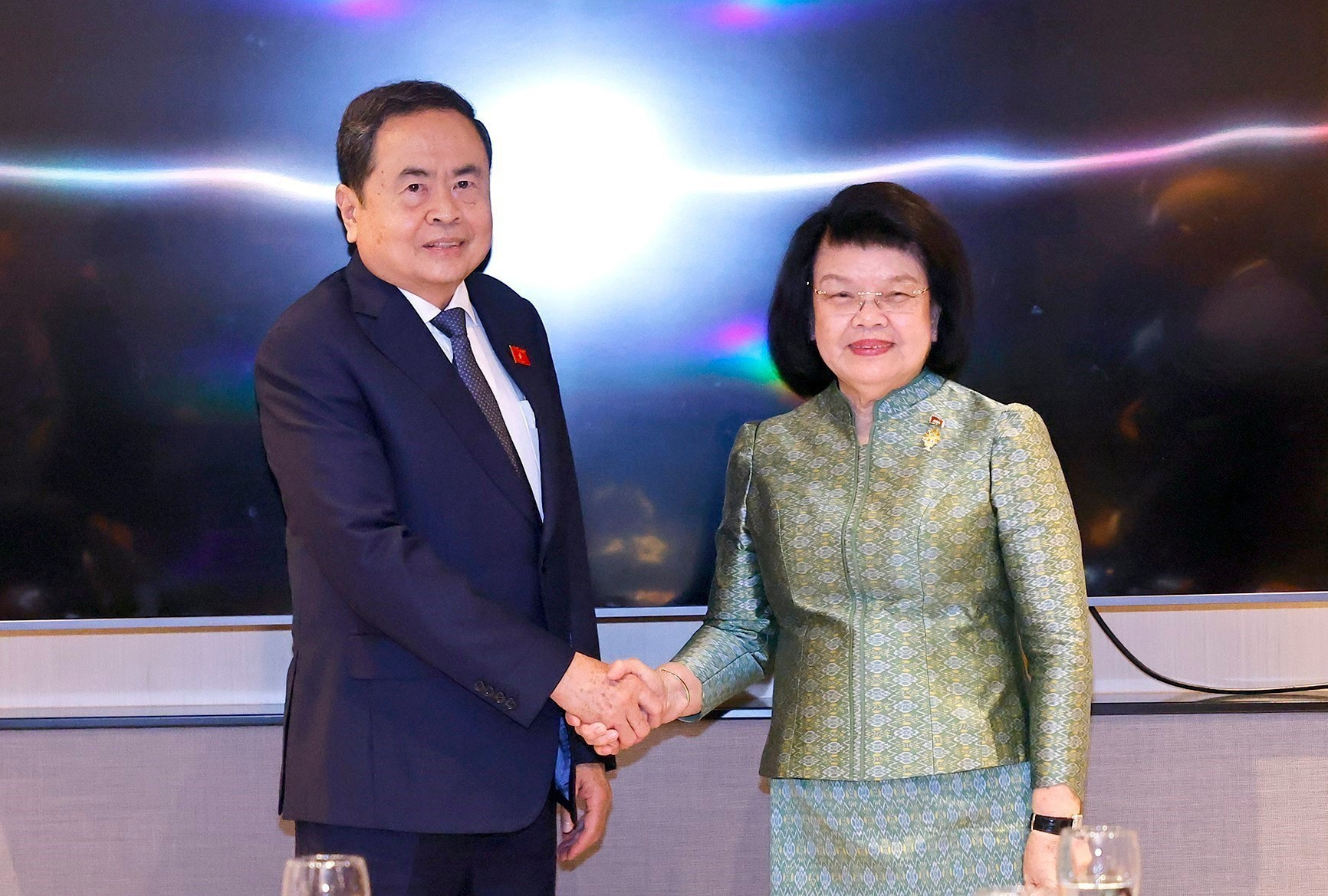 El presidente de la Asamblea Nacional de Vietnam (ANV), Tran Thanh Man, y la dirigente legislativa camboyana, Samdech Maha Rathsaphethika Thipadei Khuon Sudary. El presidente de la Asamblea Nacional de Vietnam (ANV), Tran Thanh Man, y la dirigente legislativa camboyana, Samdech Maha Rathsaphethika Thipadei Khuon Sudary.