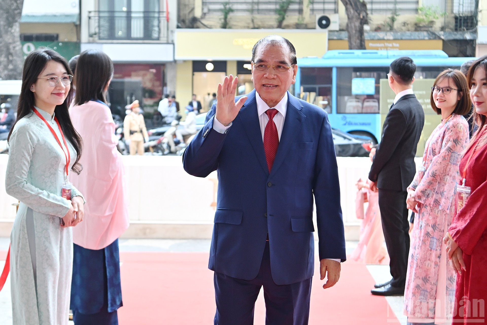 El exsecretario general del PCV, Nong Duc Manh, asiste al evento. 