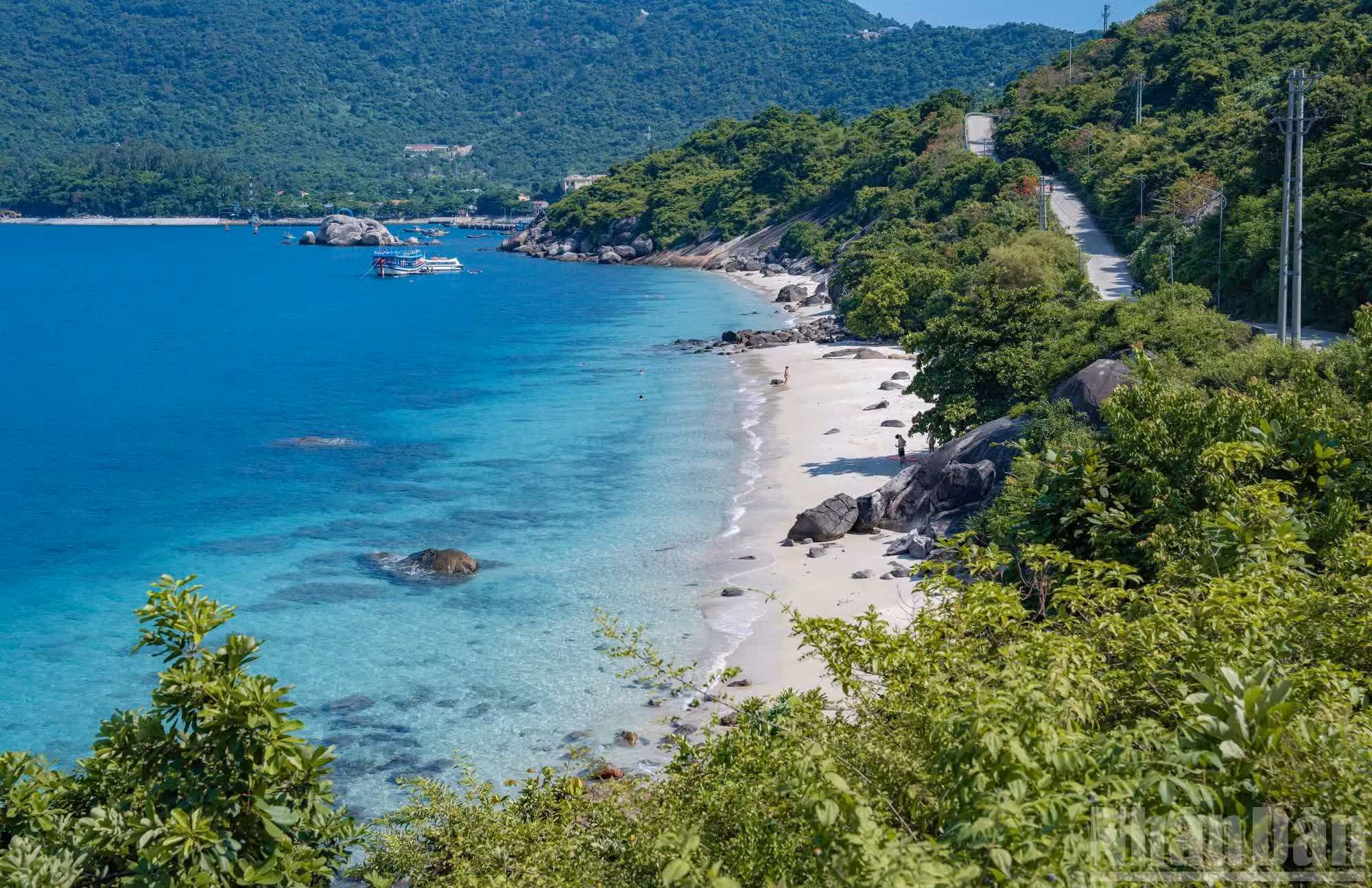 Otro lugar destacado es la playa de Xep, considerada por muchos como la más hermosa de la isla. Se accede bajando unos 10 escalones hasta llegar a la arena.