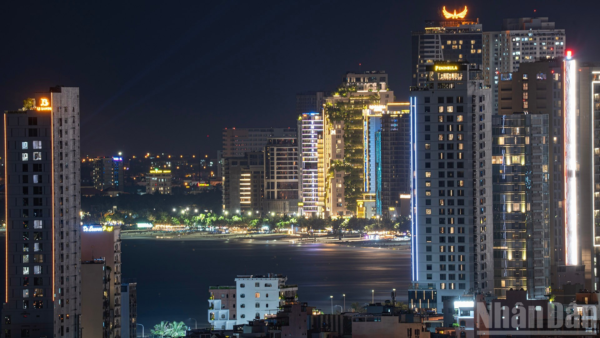 La playa de My Khe resplandece con luces nocturnas.