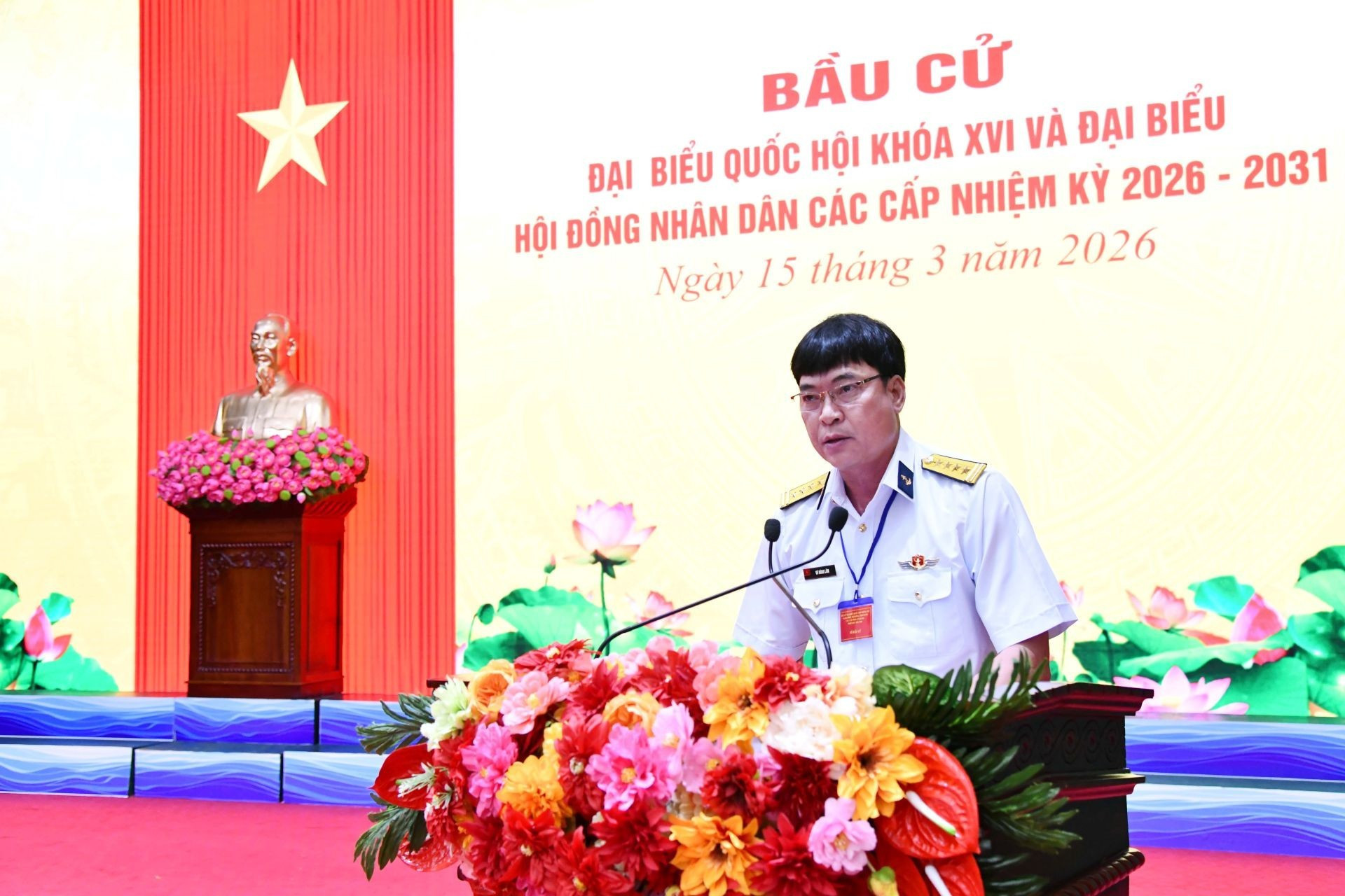 El coronel Vo Hung Lam, jefe del Departamento Político de la Región Naval 5, pronuncia el discurso de apertura.