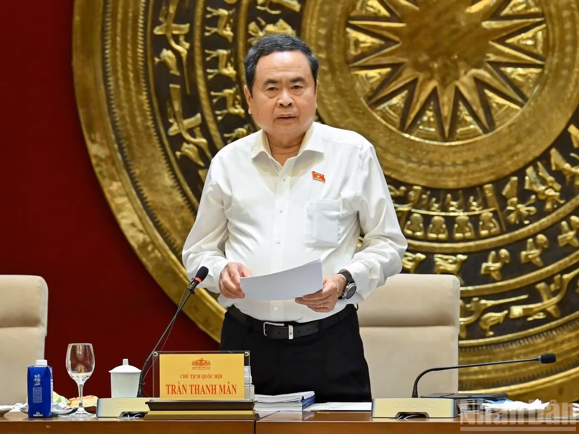 El dirigentes legislativo Tran Thanh Man toma la palabra en la cita.