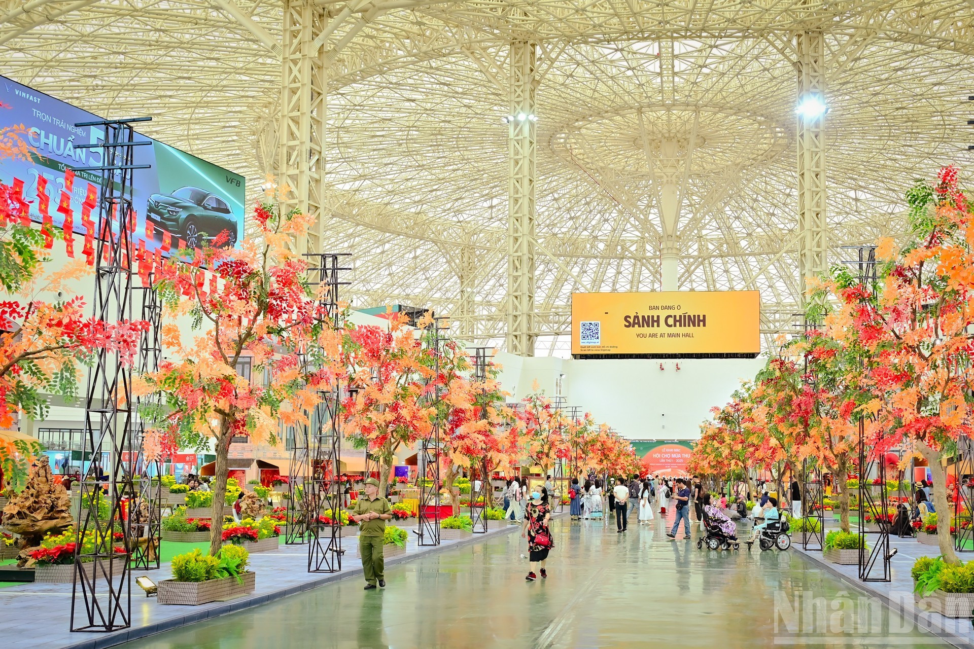 El corazón de la feria es el Pabellón Kim Quy (Tortuga Dorada), dividido en cinco zonas. En el vestíbulo principal, la zona “Quintaesencia del Otoño de Hanói” es el “corazón” del evento, donde se recrea una maqueta del casco antiguo de Hanói bajo la cúpula de Kim Quy. El corazón de la feria es el Pabellón Kim Quy (Tortuga Dorada), dividido en cinco zonas. En el vestíbulo principal, la zona “Quintaesencia del Otoño de Hanói” es el “corazón” del evento, donde se recrea una maqueta del casco antiguo de Hanói bajo la cúpula de Kim Quy.