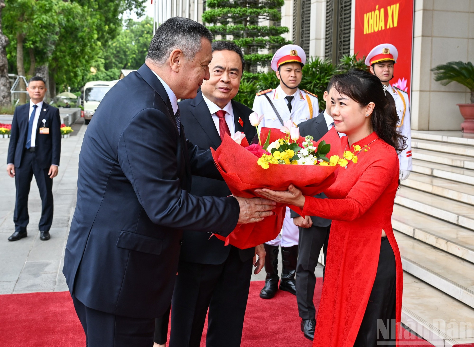 El titular de la Cámara baja de Uzbekistán, Nuriddin Ismoilov, recibe flores de bienvenida. El titular de la Cámara baja de Uzbekistán, Nuriddin Ismoilov, recibe flores de bienvenida.