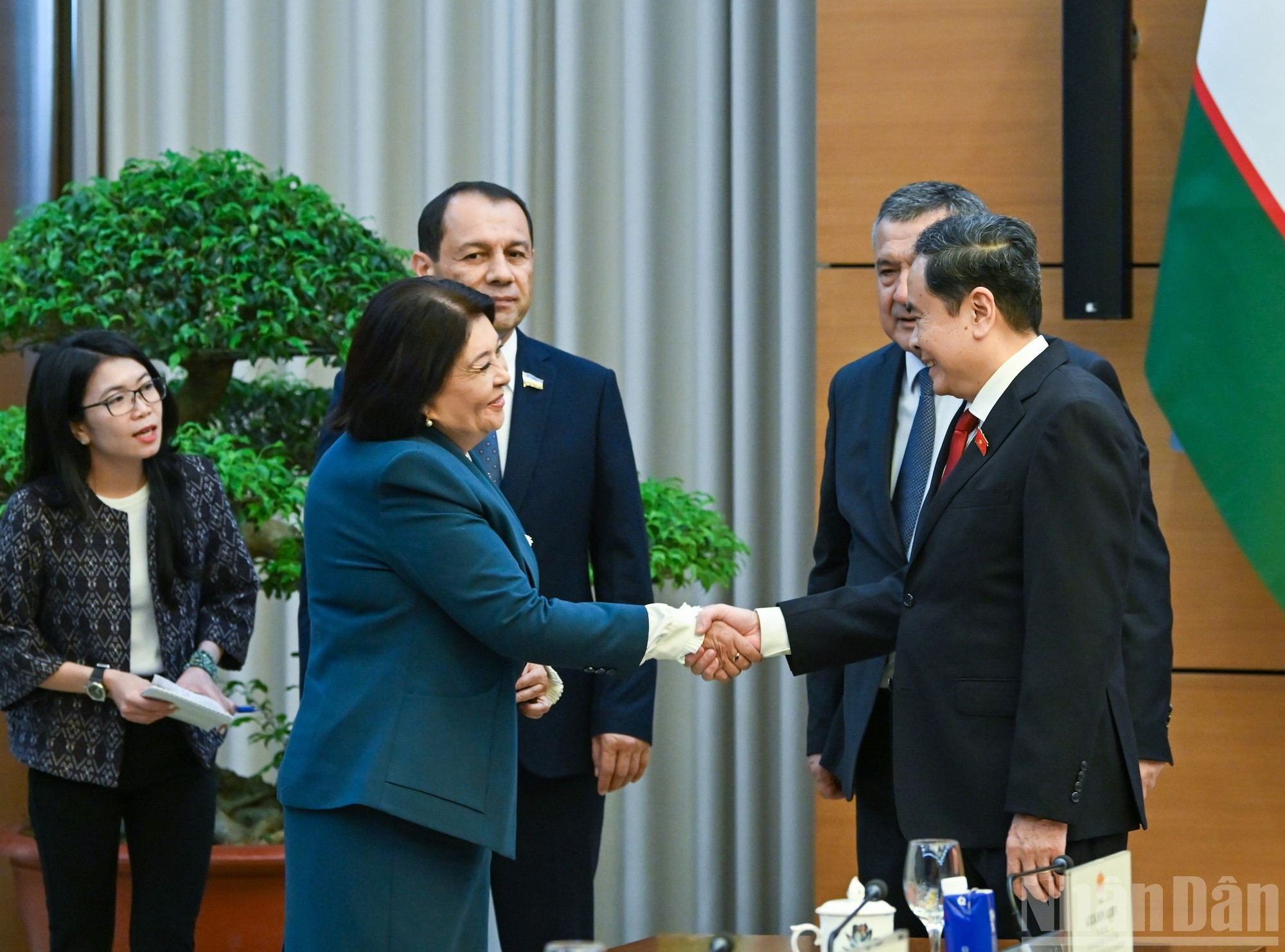El líder legislativo de Vietnam, Tran Thanh Man, saluda a los delegados de Uzbekistán. El líder legislativo de Vietnam, Tran Thanh Man, saluda a los delegados de Uzbekistán.