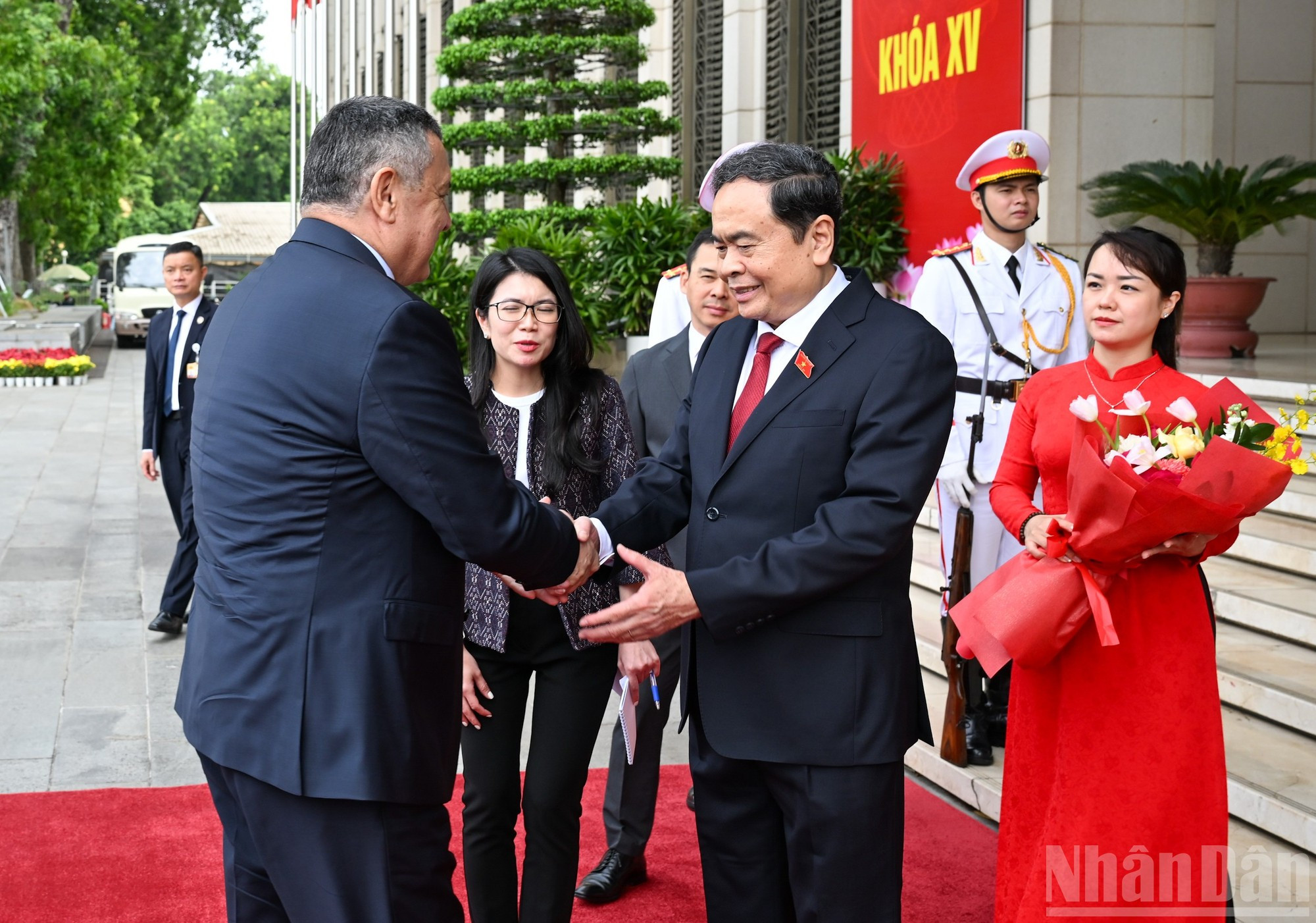El dirigente legislativo Tran Thanh Man recibe al presidente de la Cámara baja de Uzbekistán, Nuriddin Ismoilov El dirigente legislativo Tran Thanh Man recibe al presidente de la Cámara baja de Uzbekistán, Nuriddin Ismoilov