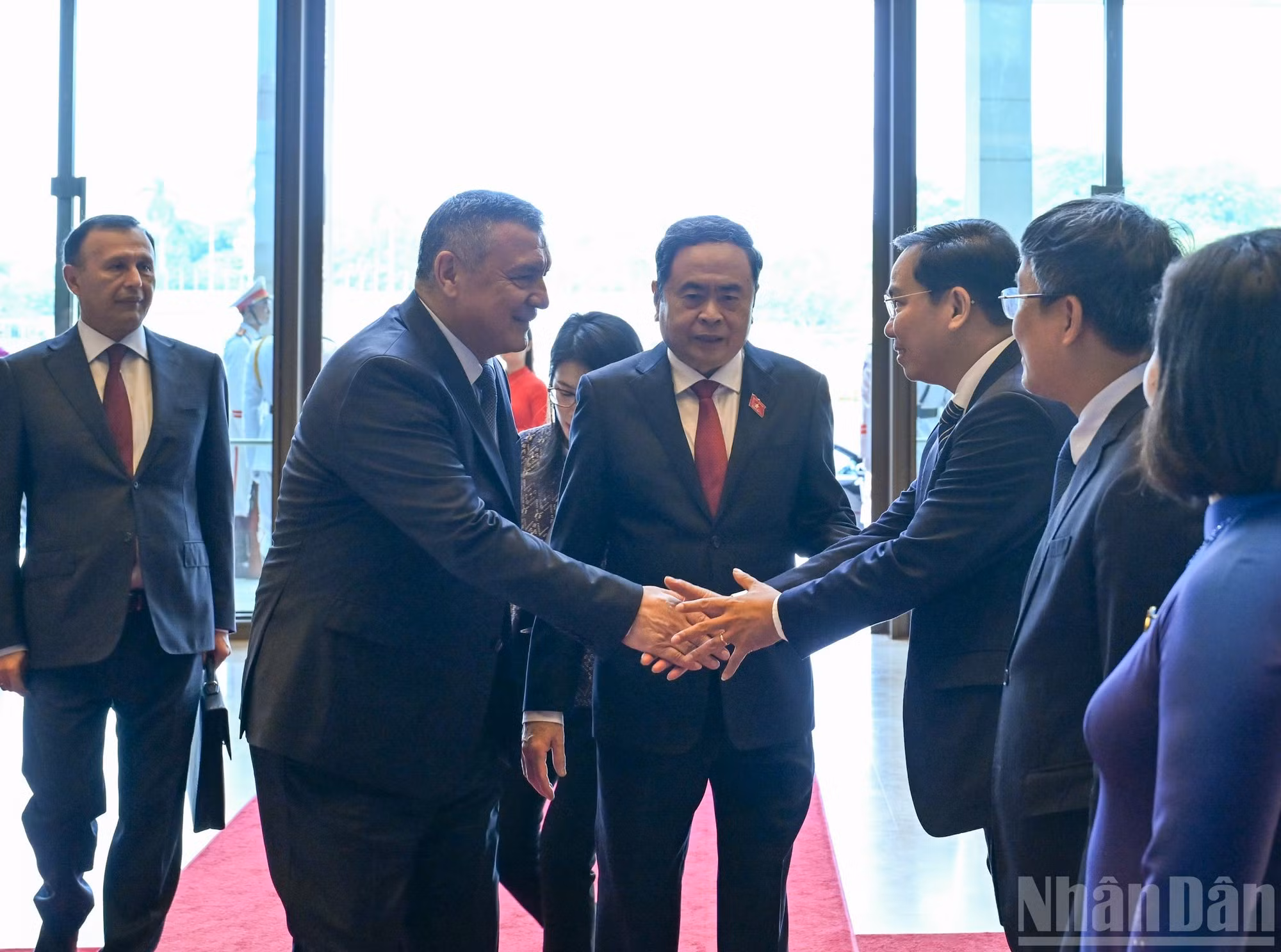 El legislador de Uzbekistán saluda a los funcionarios vietnamitas.