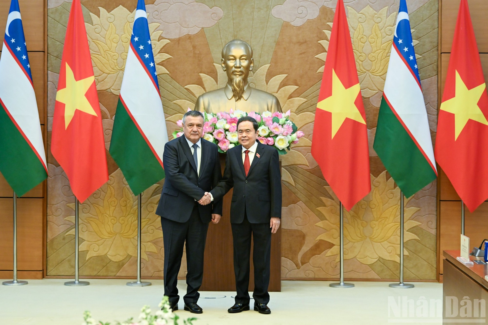 El presidente de la Asamblea Nacional de Vietnam, Tran Thanh Man, y el titular de la Cámara Legislativa del Oliy Majilis (Cámara baja) de Uzbekistán, Nuriddin Ismoilov. El presidente de la Asamblea Nacional de Vietnam, Tran Thanh Man, y el titular de la Cámara Legislativa del Oliy Majilis (Cámara baja) de Uzbekistán, Nuriddin Ismoilov.
