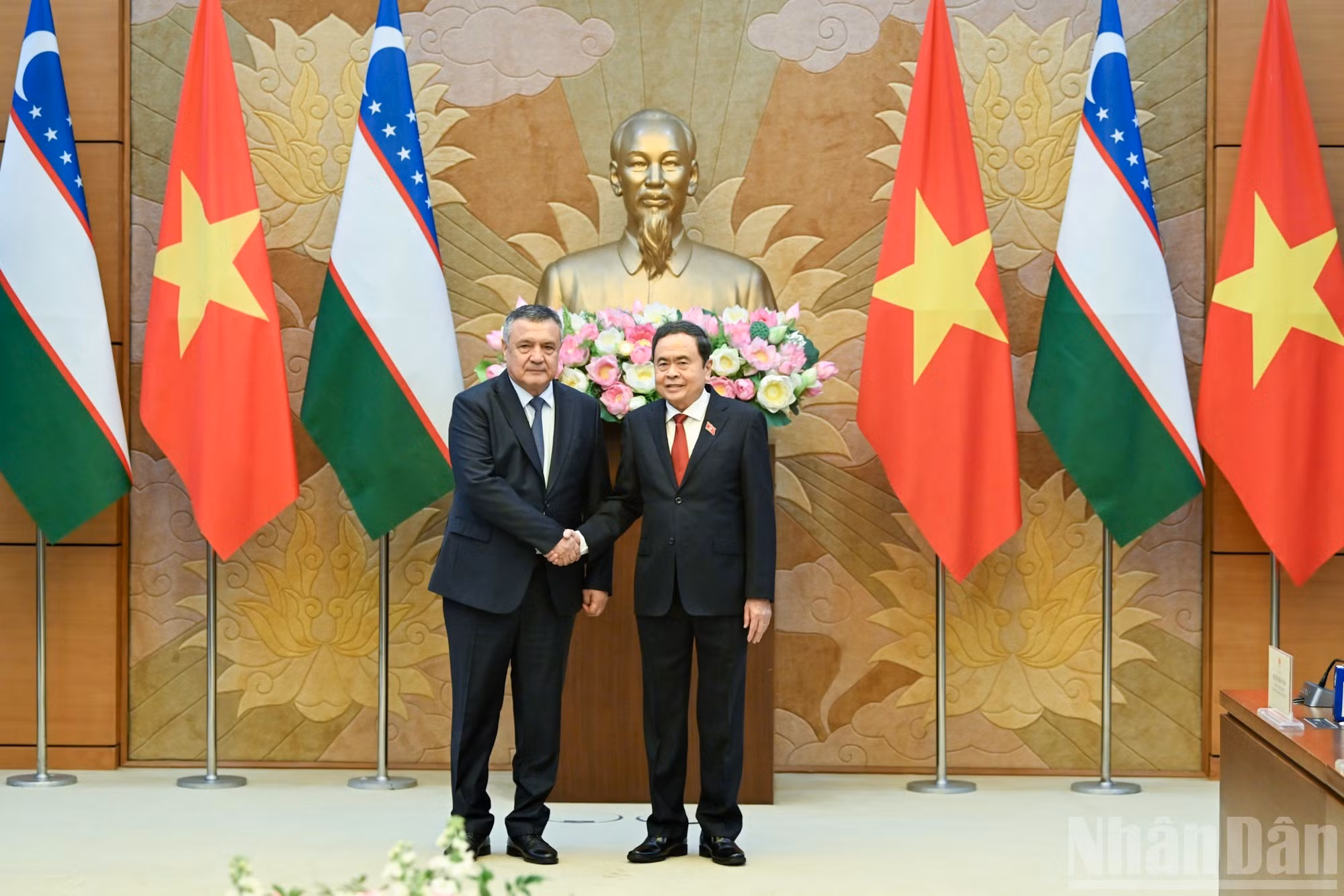 El presidente de la Asamblea Nacional de Vietnam, Tran Thanh Man, y el titular de la Cámara Legislativa del Oliy Majilis (Cámara baja) de Uzbekistán, Nuriddin Ismoilov.