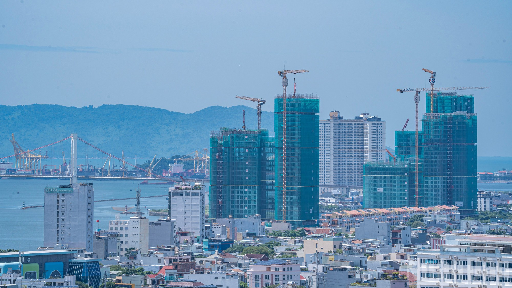 En ambos lados del río Han continúan surgiendo modernos rascacielos y edificaciones.