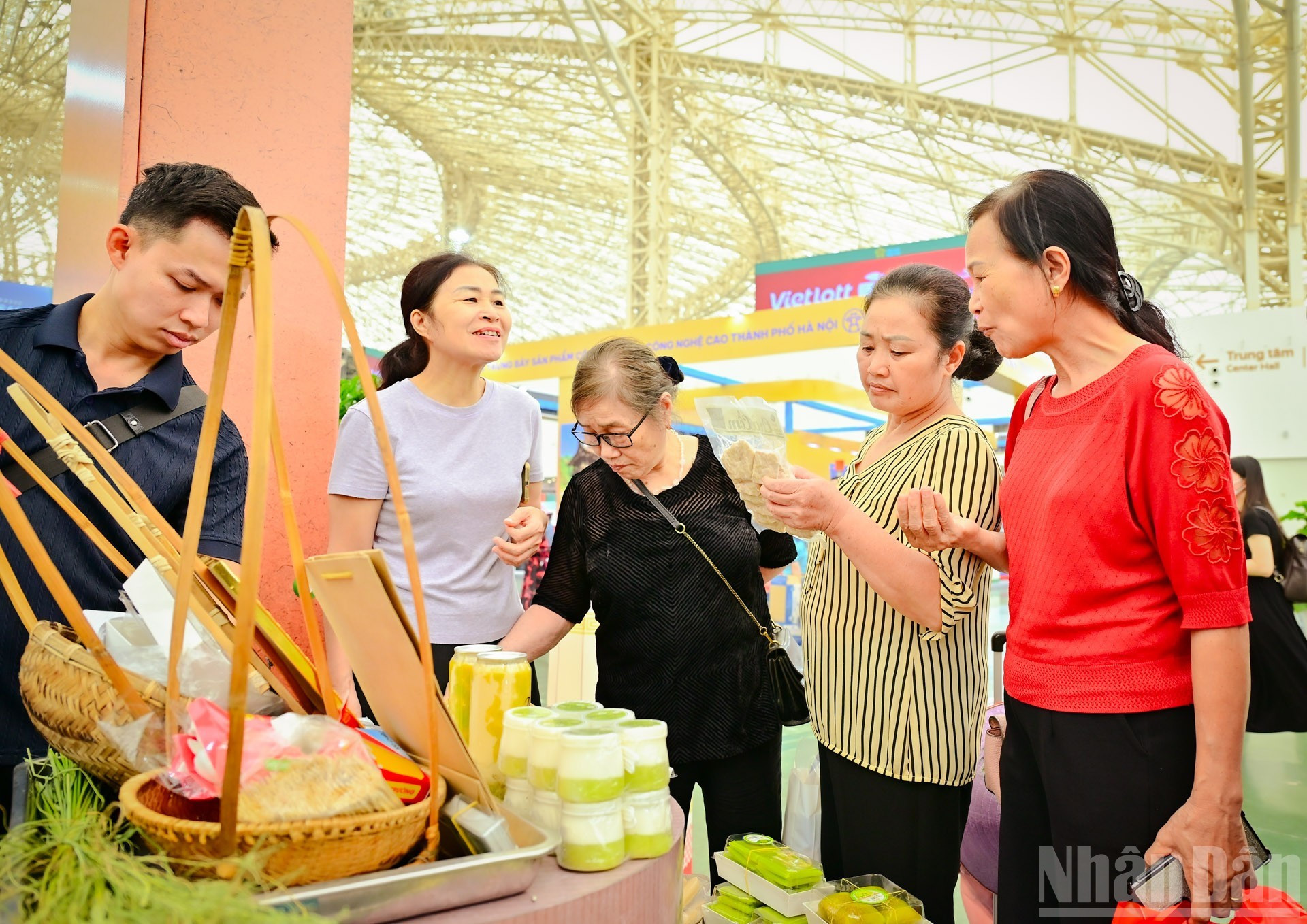 Los productos elaborados a partir de cốm (arroz glutinoso tierno) atraen a numerosos visitantes. Los productos elaborados a partir de cốm (arroz glutinoso tierno) atraen a numerosos visitantes.