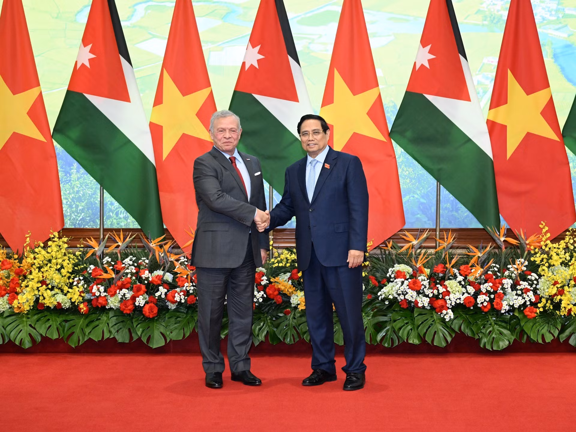 El primer ministro de Vietnam, Pham Minh Chinh, y el monarca jordano Abdalá II Ibn Al Hussein.