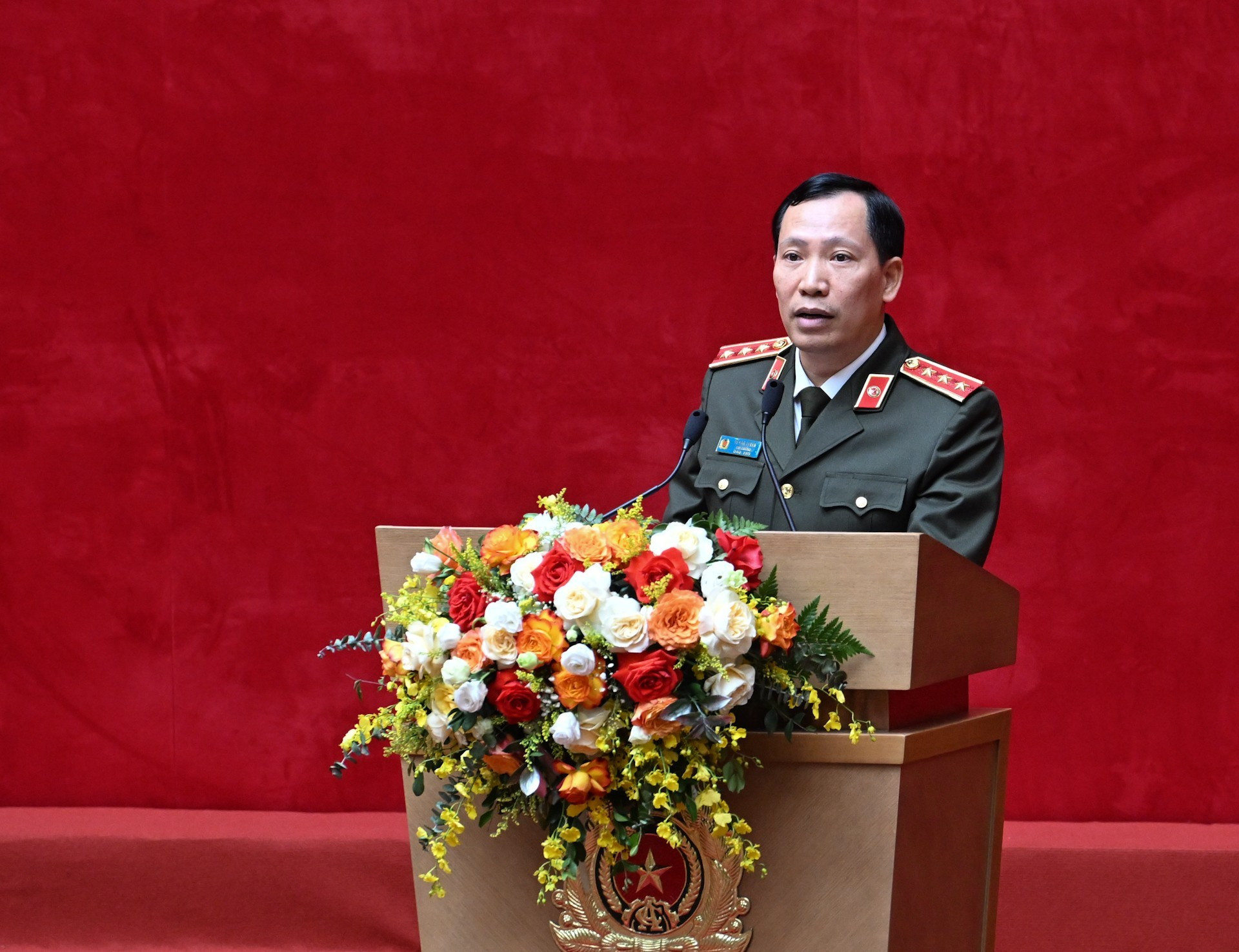 El teniente general Le Van Tuyen, viceministro de Seguridad Pública, interviene en la conferencia.