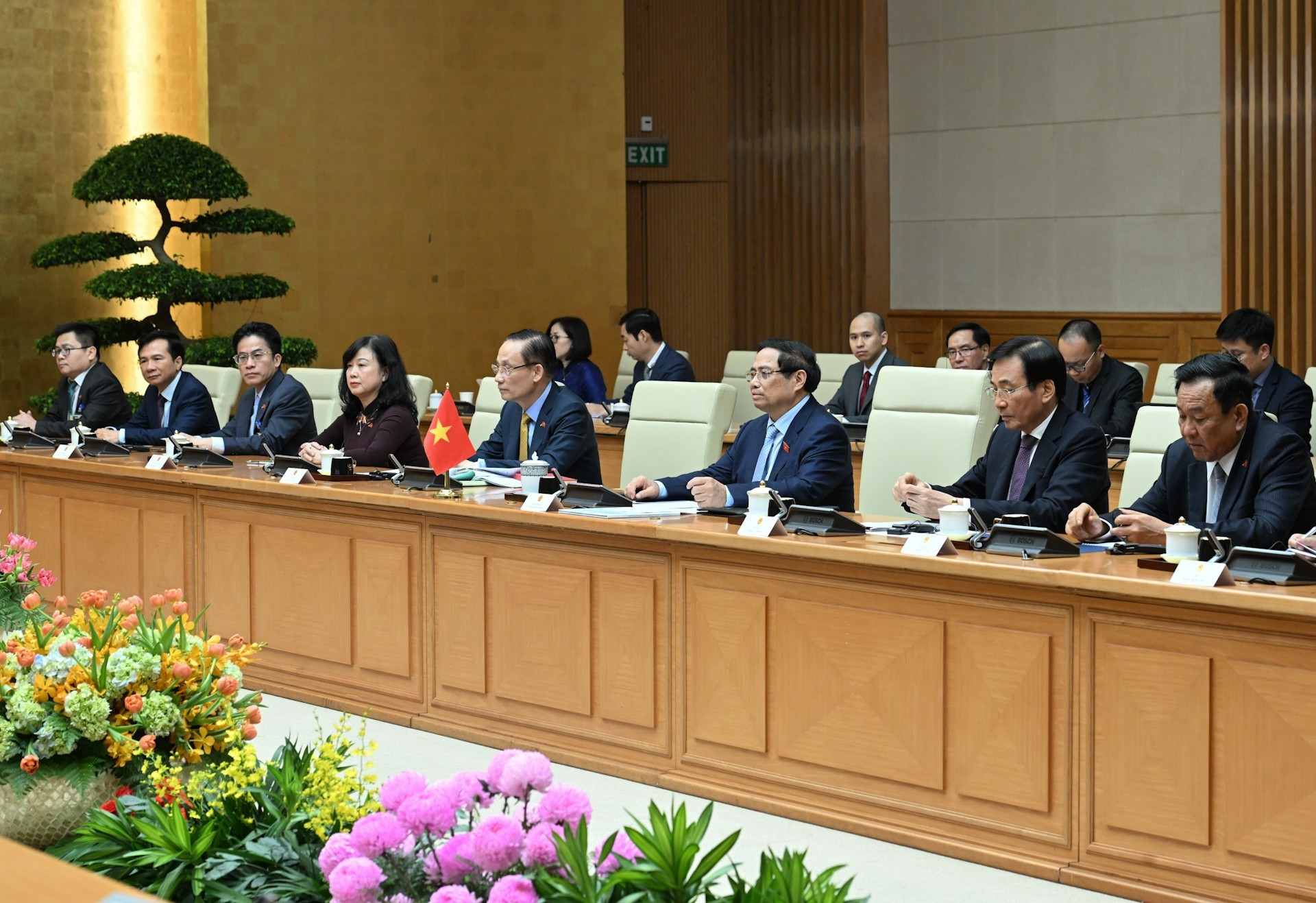 Funcionarios vietnamitas intervienen en el encuentro.