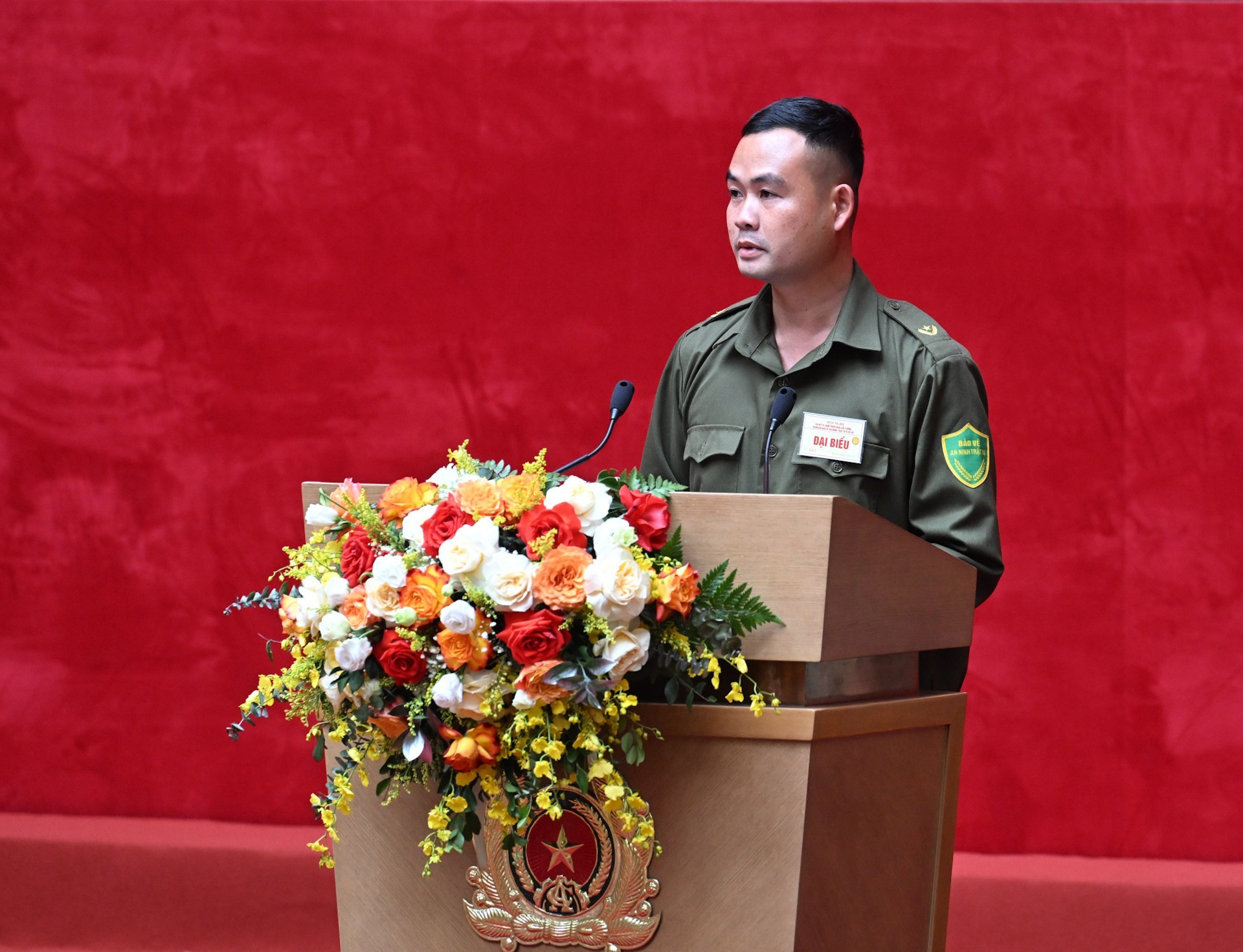 Un representante destacado de las fuerzas de protección del orden y la seguridad a nivel de base en la comuna de Hoi Xuan, en la provincia de Thanh Hoa, habla en la conferencia.