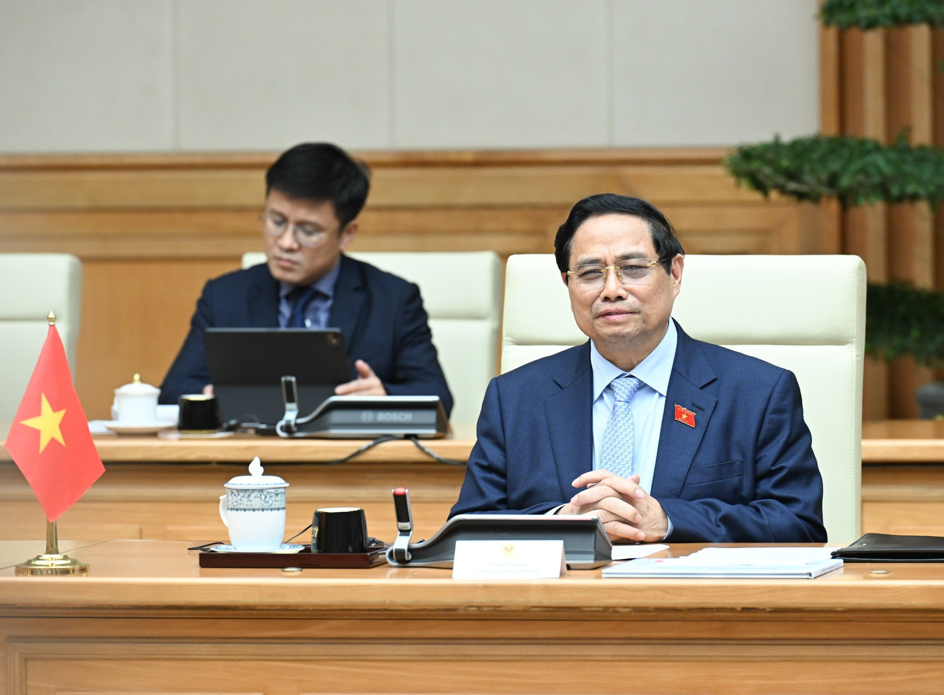 El premier Pham Minh Chinh se reúne con el monarca jordano Abdalá II Ibn Al Hussein.