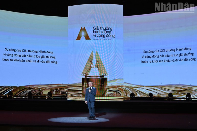 El presidente-editor del periódico Nhan Dan, Le Quoc Minh, habla en la cita.