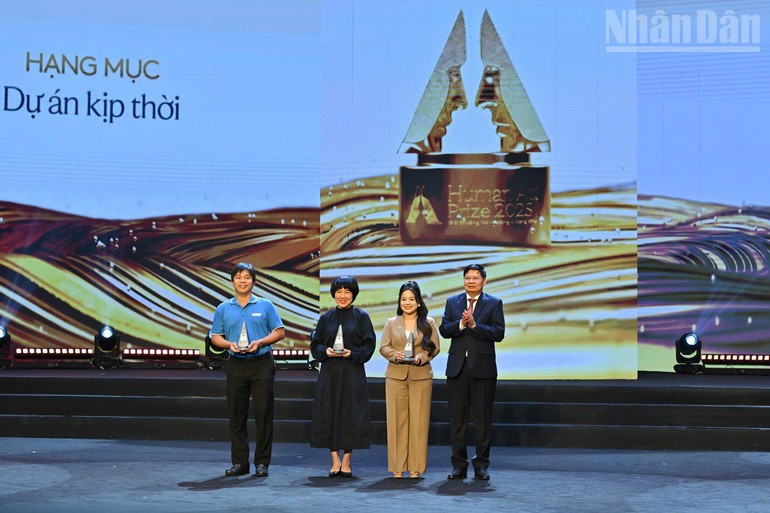 El vicepresidente de la Confederación General del Trabajo de Vietnam, Phan Van Anh, entrega los premios a tres proyectos galardonados en la categoría Proyecto Oportuno, incluida la Escuela de Esperanza de la Corporación tecnológica FPT; el Programa “Luz para la Escuela” del Fondo de Esperanza y GELEX Compasión-Construyendo la felicidad de la comunidad.