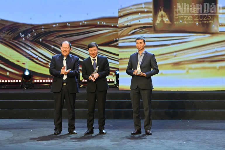 El presidente de la empresa VCCorp, Vuong Vu Thang, entrega premios a los proyectos ganadores en la categoría de Idea.